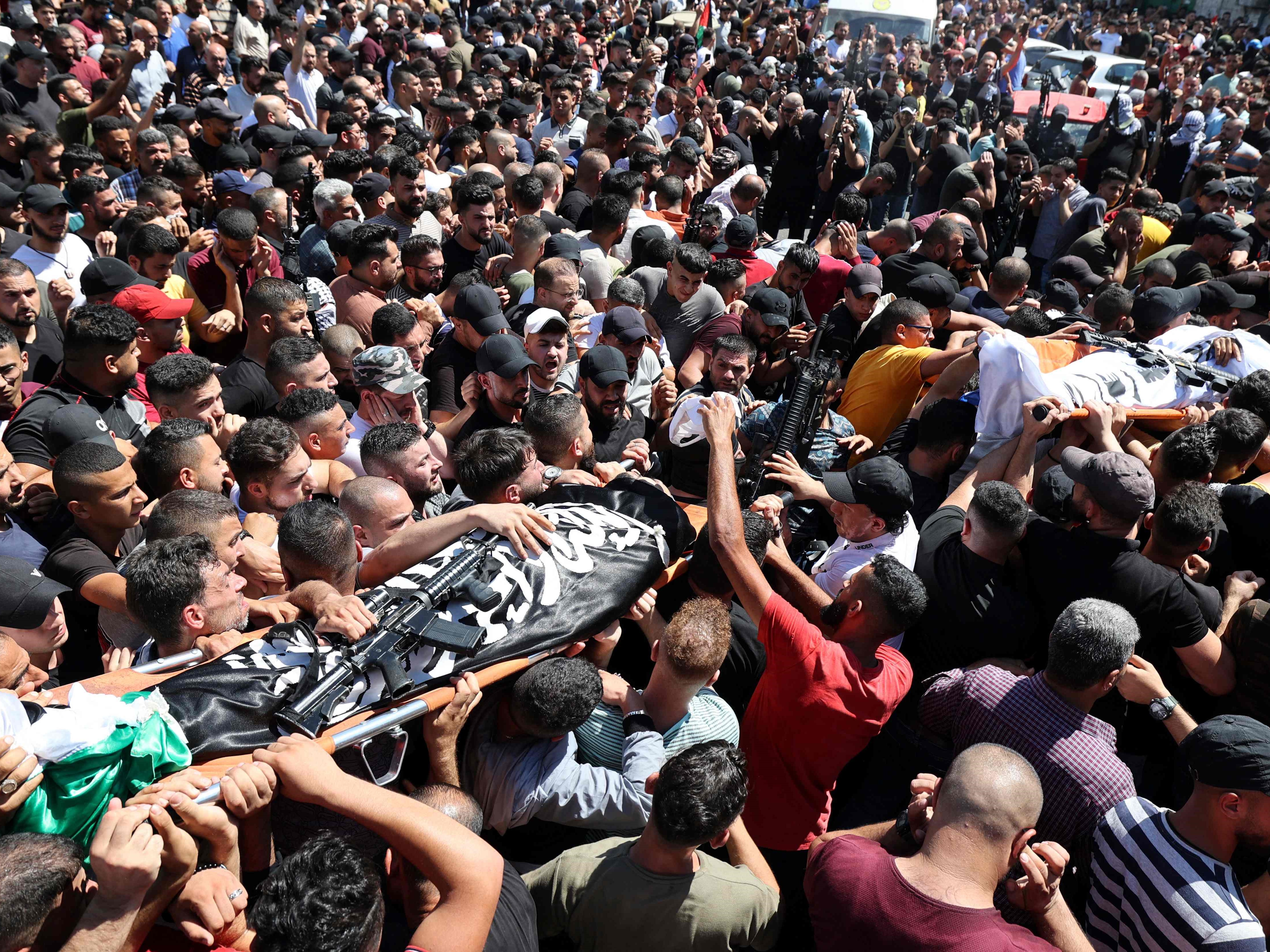 Para pelayat membawa jenazah Muhamad Azizi, 25, dan Abdul Rahman Jamal Suleiman Sobh, 28, yang terbunuh oleh pasukan Israel.