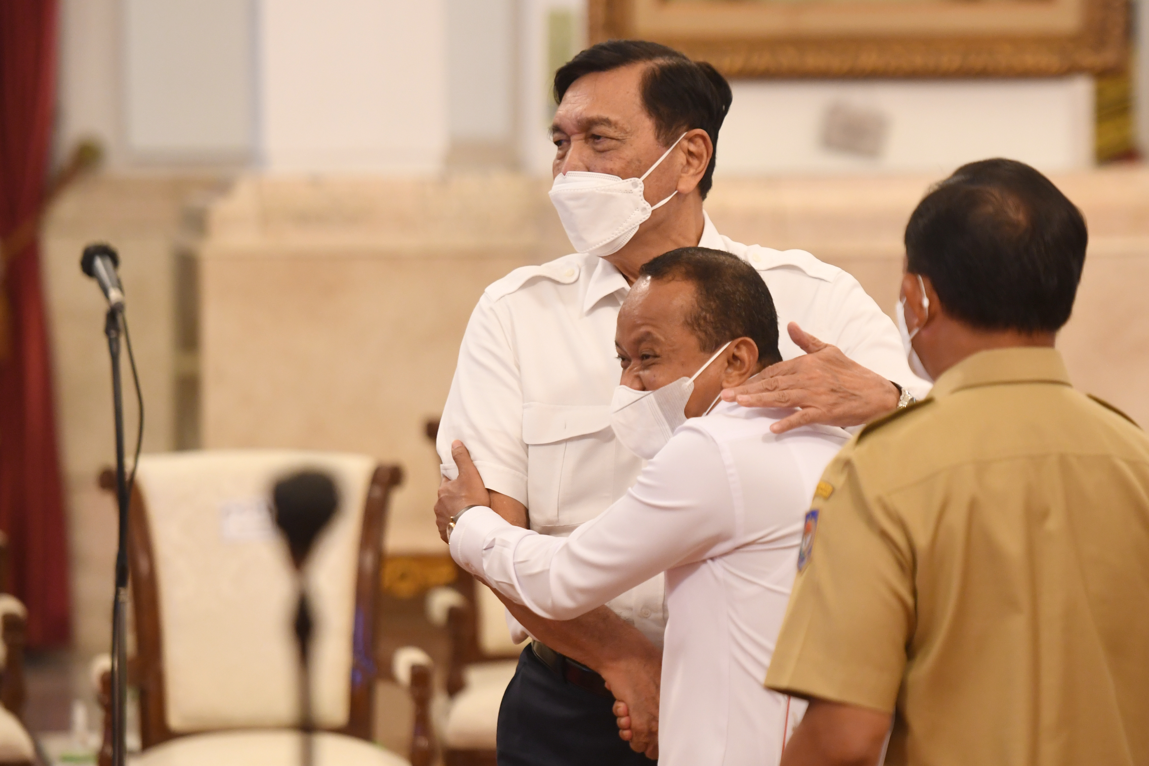 Menko Marves Luhut Pandjaitan saat bersenda gurau dengan Menteri Investasi Bahlil Lahadalia.