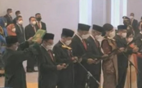 Sembilan anggota Dewan Komisioner Otoritas Jasa Keuangan (OJK) periode 2022-2027 disumpah di hadapan Ketua Mahkamah Agung pada Rabu (20/7).