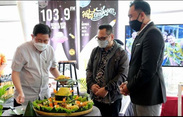 Pemotongan tumpeng dalam perayaan HUT ke-11 HARRIS Hotel & Conventions Festival Citylink 
