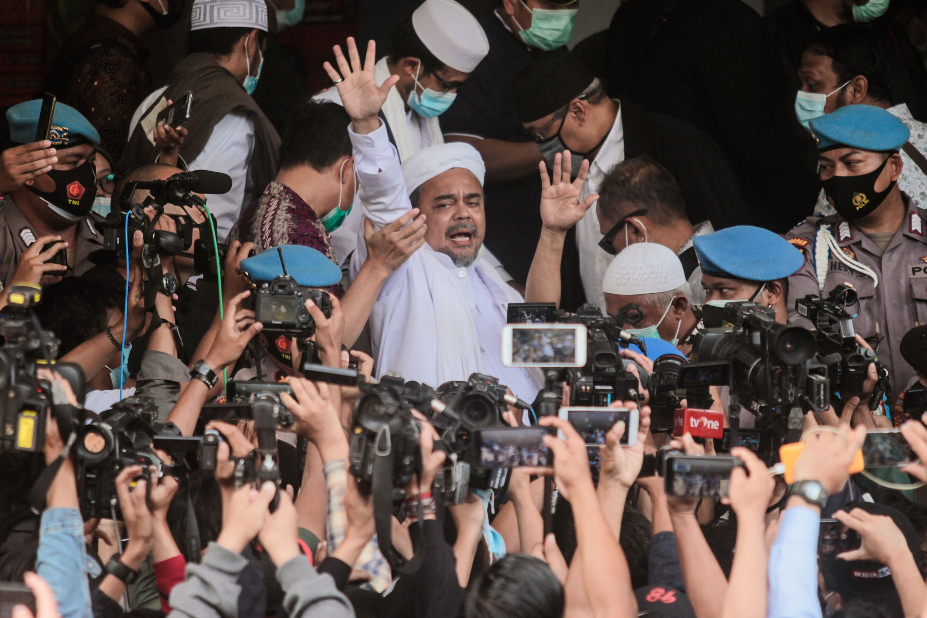 Imam Besar Front Pembela Islam (FPI) Muhammad Rizieq Shihab tiba di Mapolda Metro Jaya, Jakarta, Sabtu (12/12/2020).