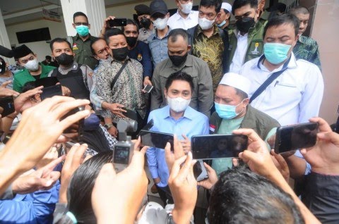 Mardani H Maming (tengah)