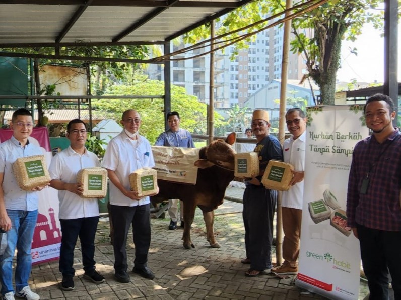 Perusahaan menginisiasi program Kurban Berkah Tanpa Sampah (Plastik) yang menyalurkan daging hewan kurban menggunakan besek bambu.