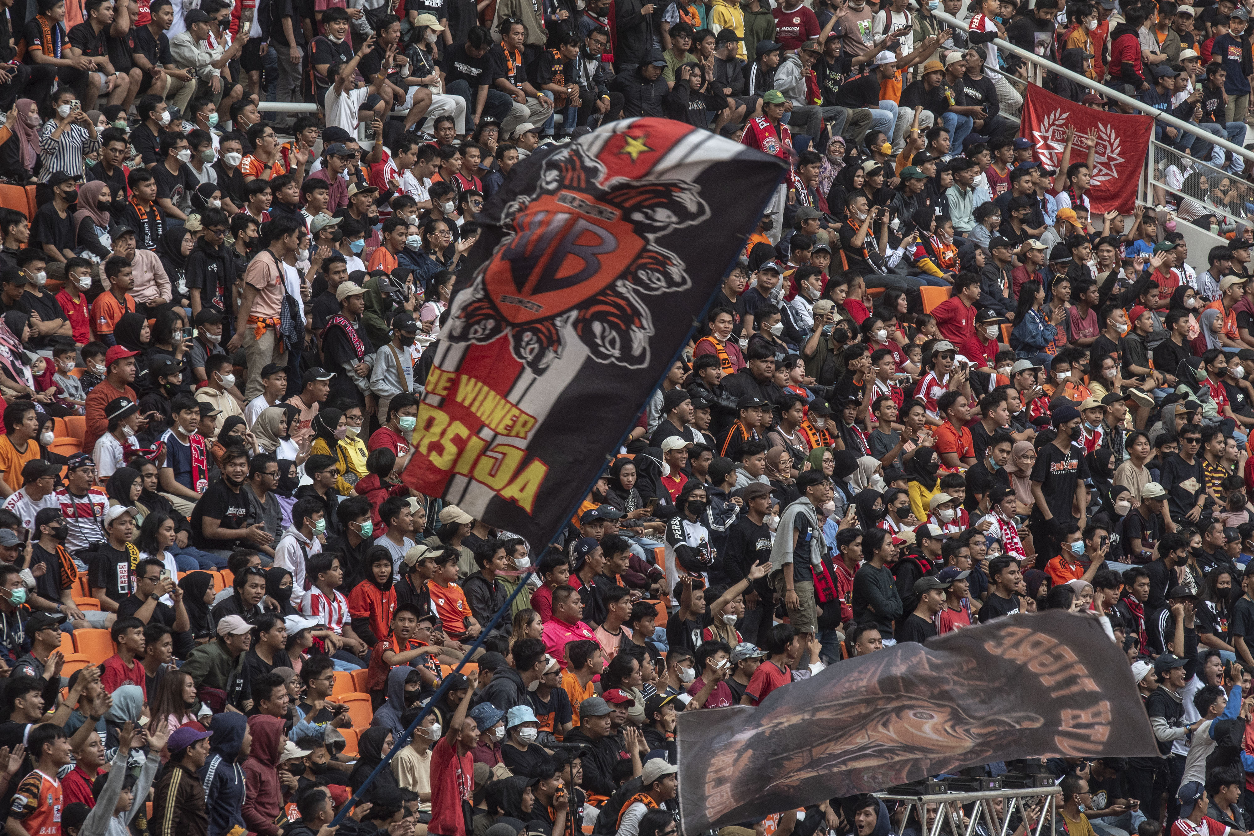 Pendukung Persija, Jakmania, memberikan dukungan dalam laga persahabatan melawan Chonburi FC di Jakarta International Stadium.