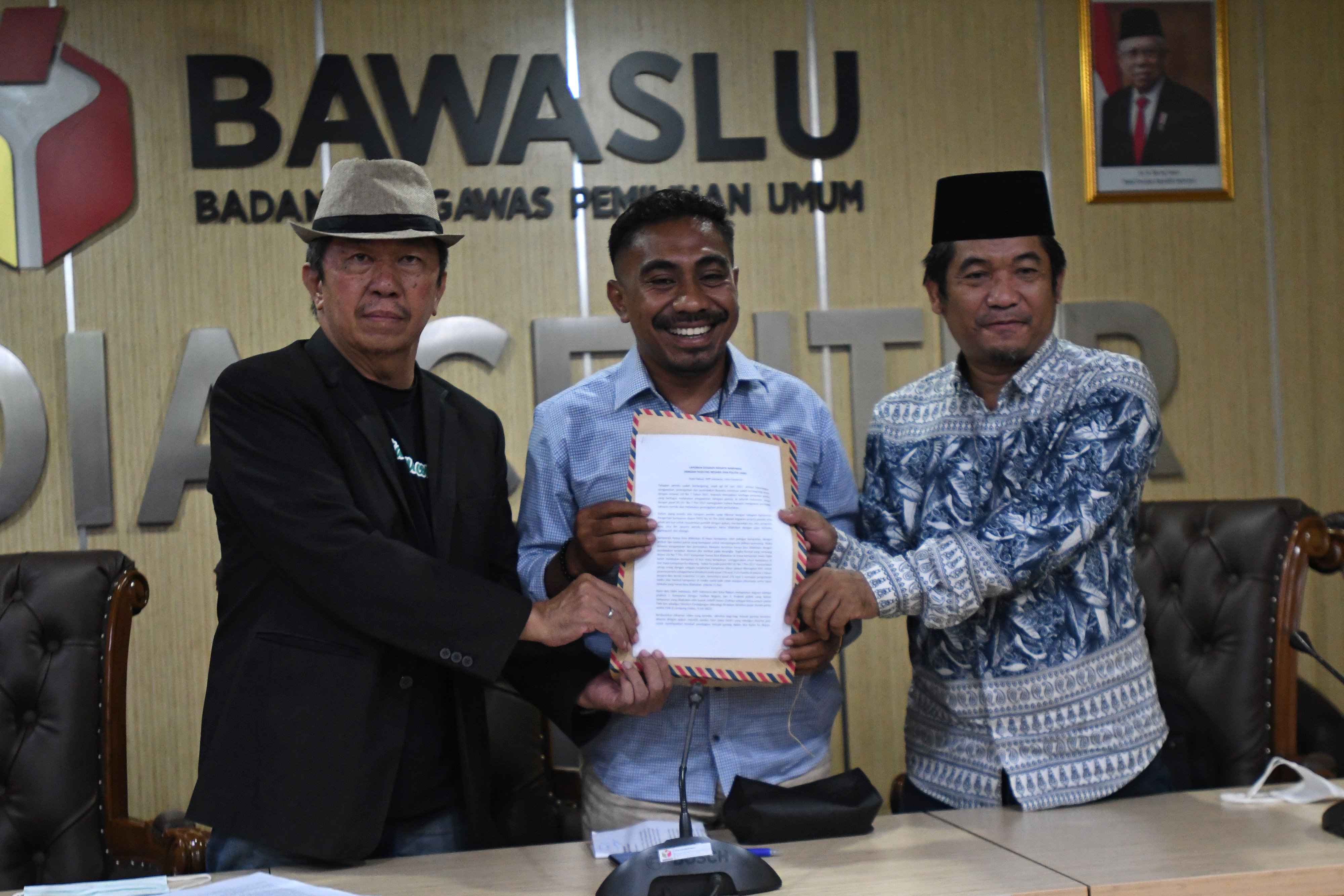 Direktur Kata Rakyat Alwan Ola Riantoby (tengah) bersama Direktur Eksekutif Lingkar Madani Ray Rangkuti (kanan) & Sekjen KIPP Kaka Suminta