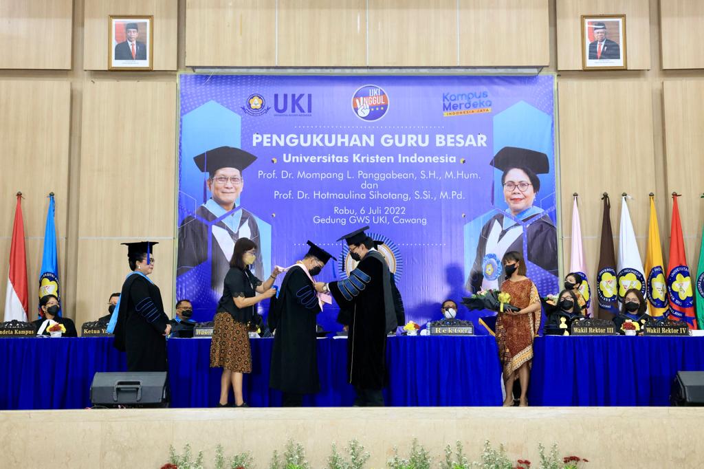 Upacara pengukuhan Guru Besar Ilmu Hukum Program Pascasarjana UKI, di Auditorium Grha William Soeryadjaya, UKI Cawang, Jakarta, Rabu (6/7).