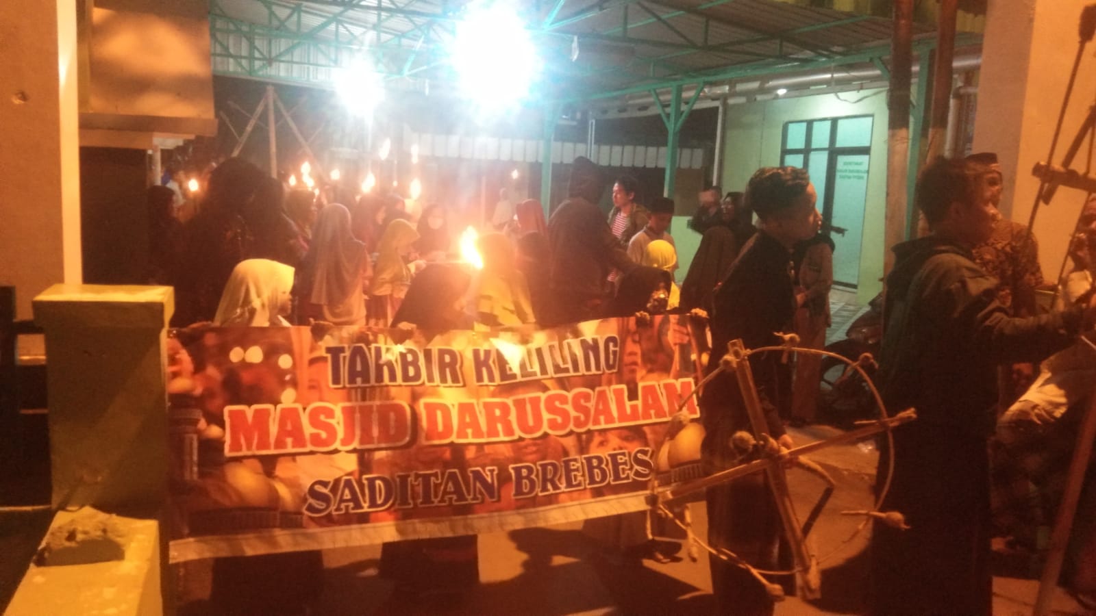 Suasana pawai obor sambut Idul Adha warga kaum Muslim kampung Saditan, Brebes, Jawa Tengah, Sabtu (9/7)  