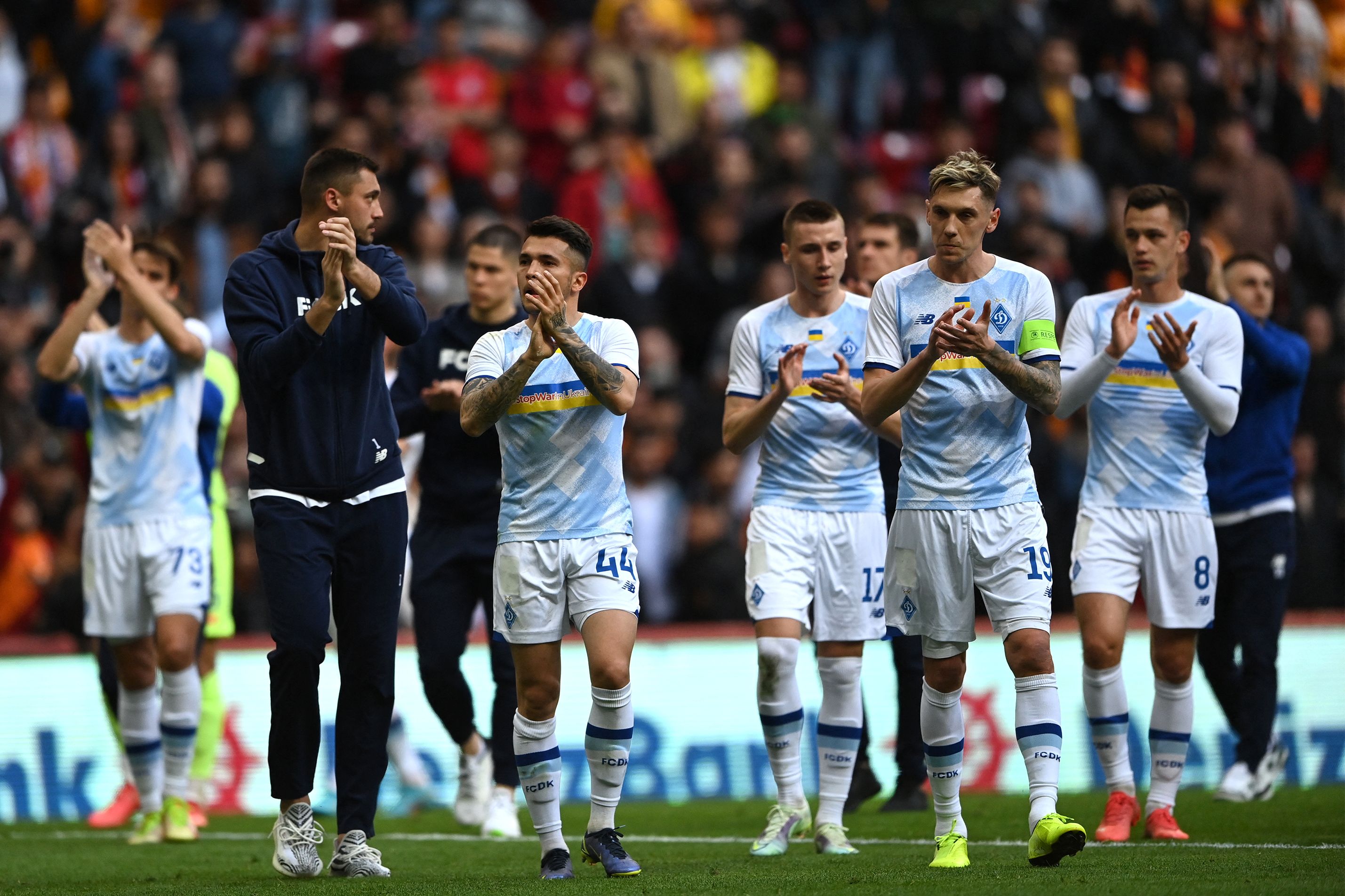 Para pemain Dynamo Kiev menyapa penonton usai laga persahabatan melawan Galatasaray di Istanbul.