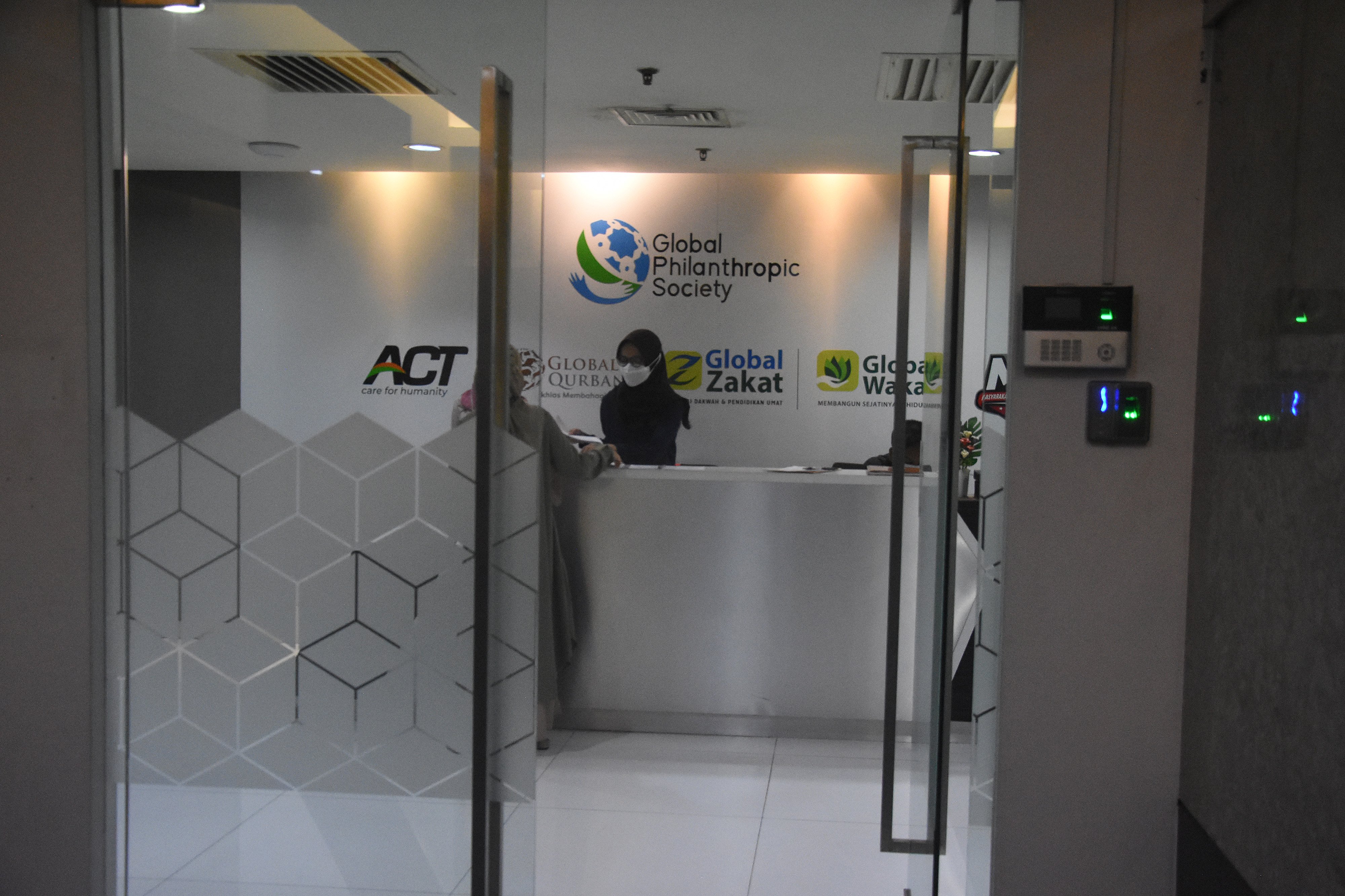  Pegawai beraktivitas di kantor Aksi Cepat Tanggap (ACT), Menara 165, Jakarta