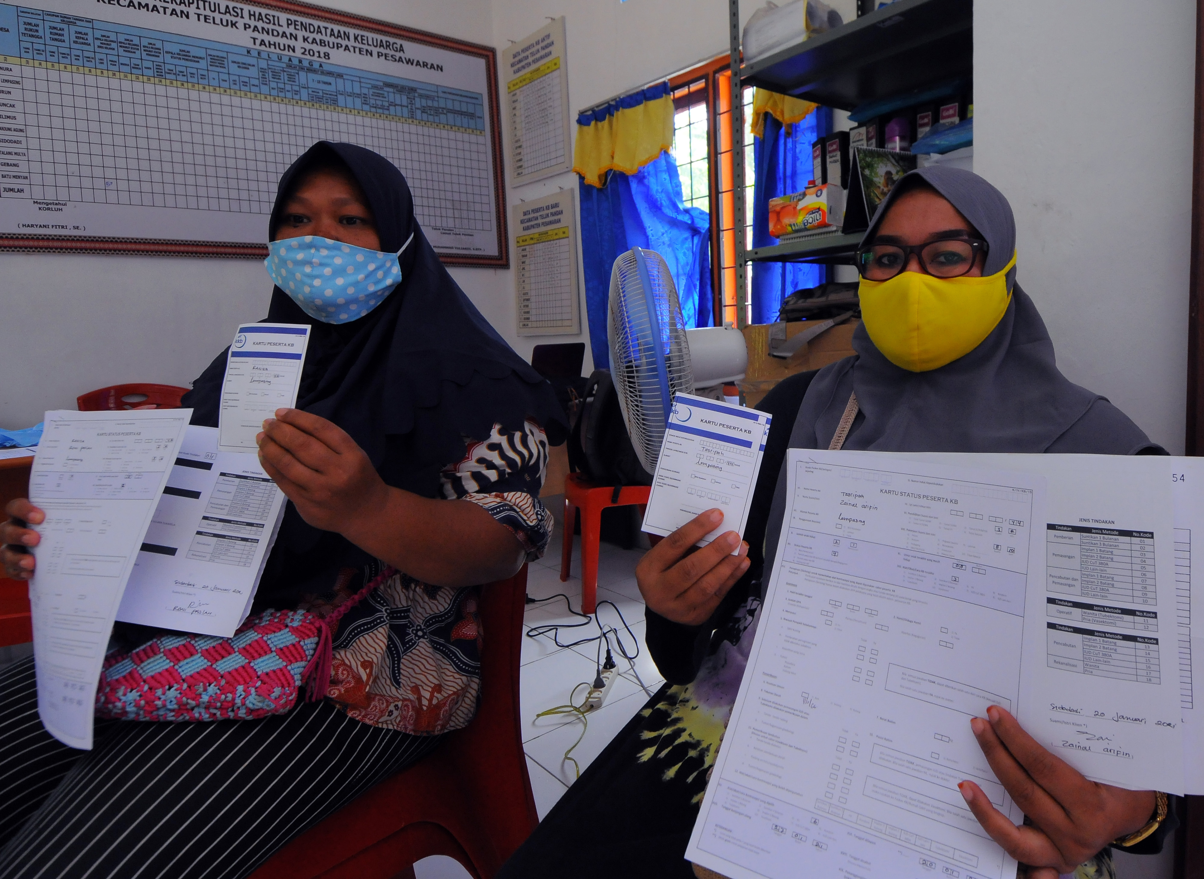  Calon akseptor memperlihatkan kartu peserta KB layanan MKJP di Balai Penyuluh KB Kecamatan Teluk Pandan, Kabupaten Pesawaran, Lampung.