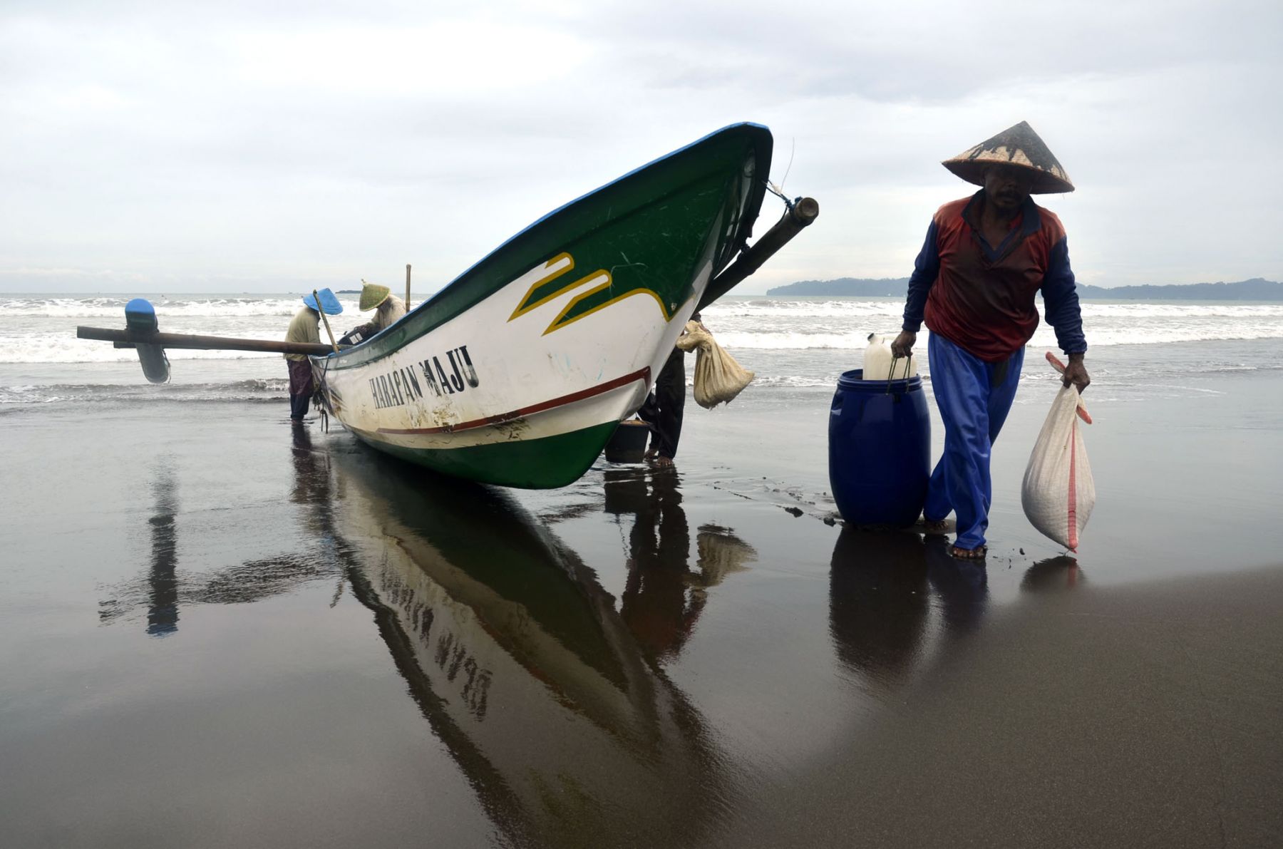 Ilustrasi:  Nelayan menunda melaut.