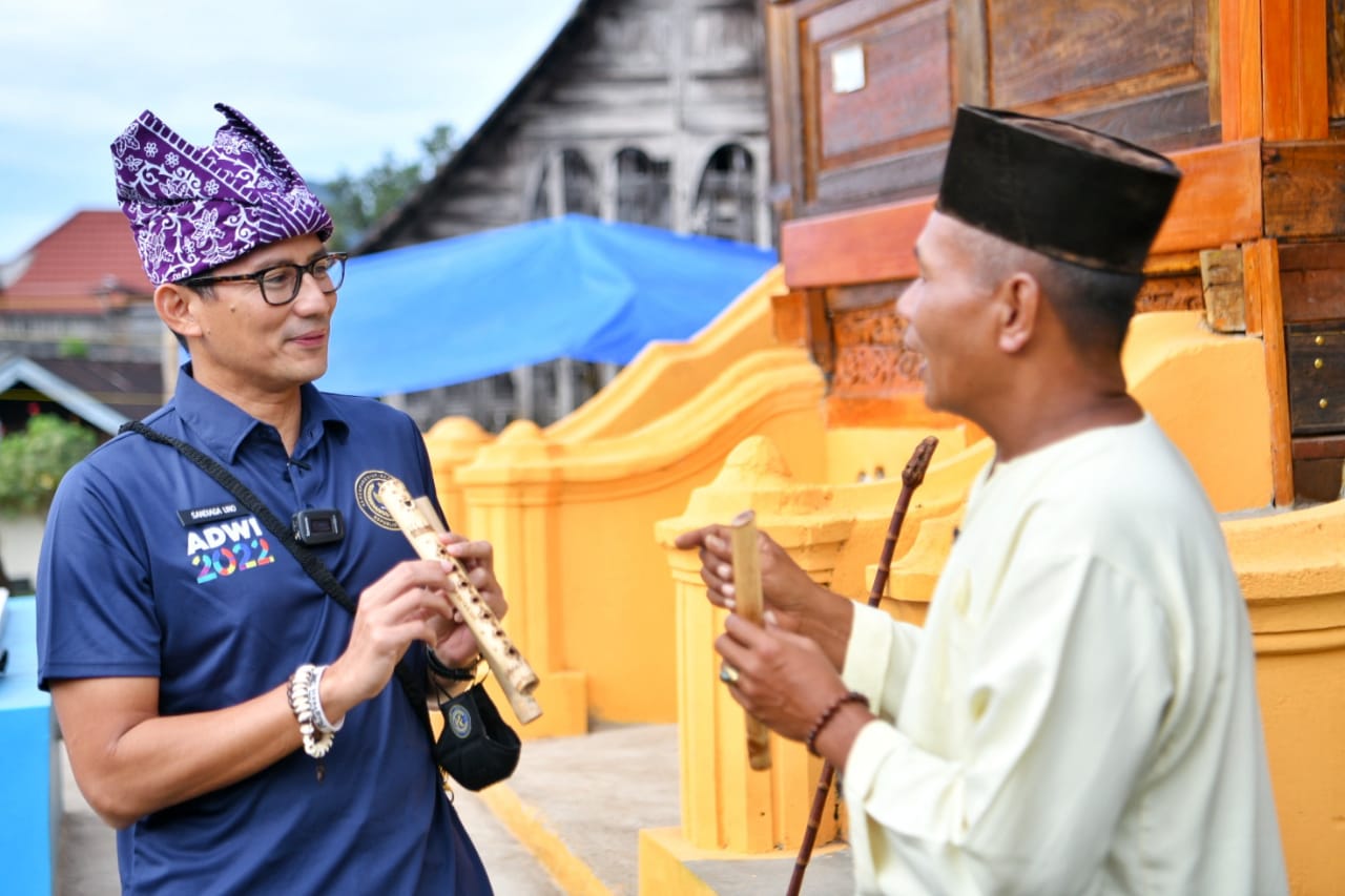 Menparekraf Sandiaga Uno bertemu seniman musik sekaligus perajin saluang dan bansi, Safrizal (58) di Desa Pariangan, Rabu (6/7/2022).