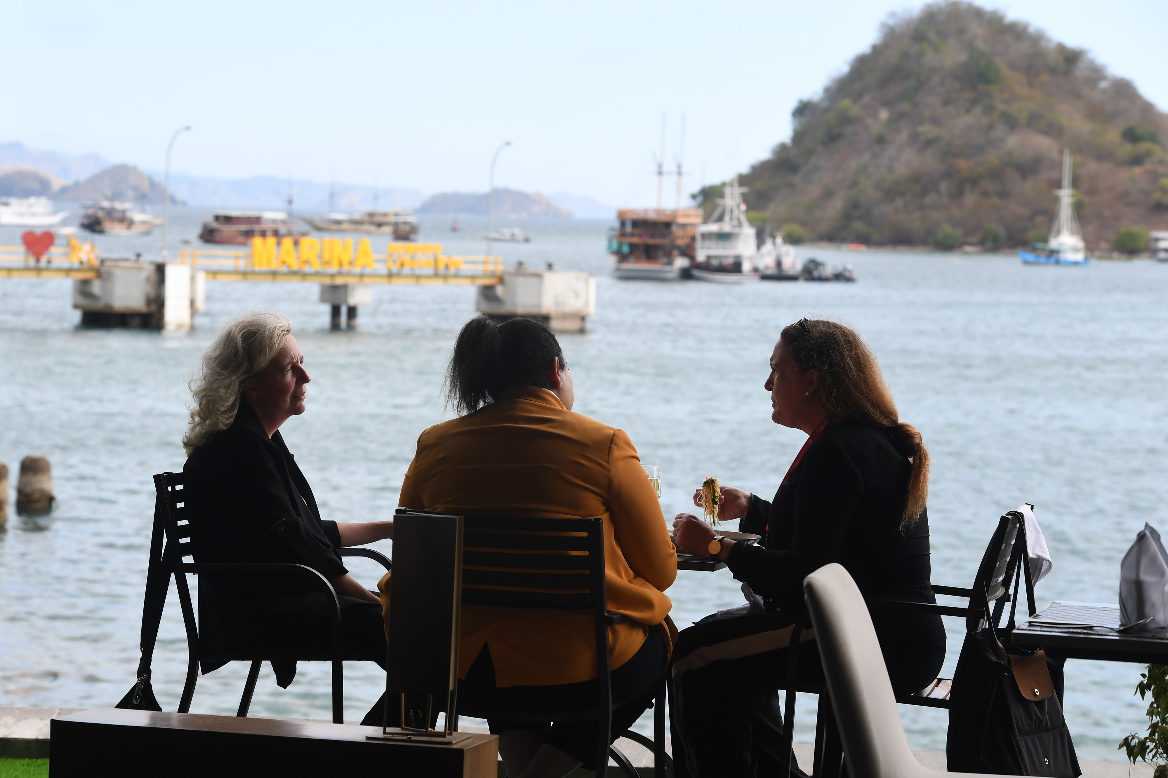 Sejumlah delegasi berbincang disela waktu istirahat saat mengikuti Pertemuan Ketiga Digital Economy Working Group (DEWG) di Labuan Bajo, NTT