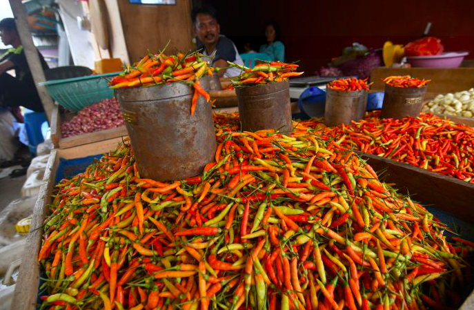 Pedagang melayani pembeli di Pasar Subuh Tradisional, Kabupaten Ciamis, Jawa Barat.