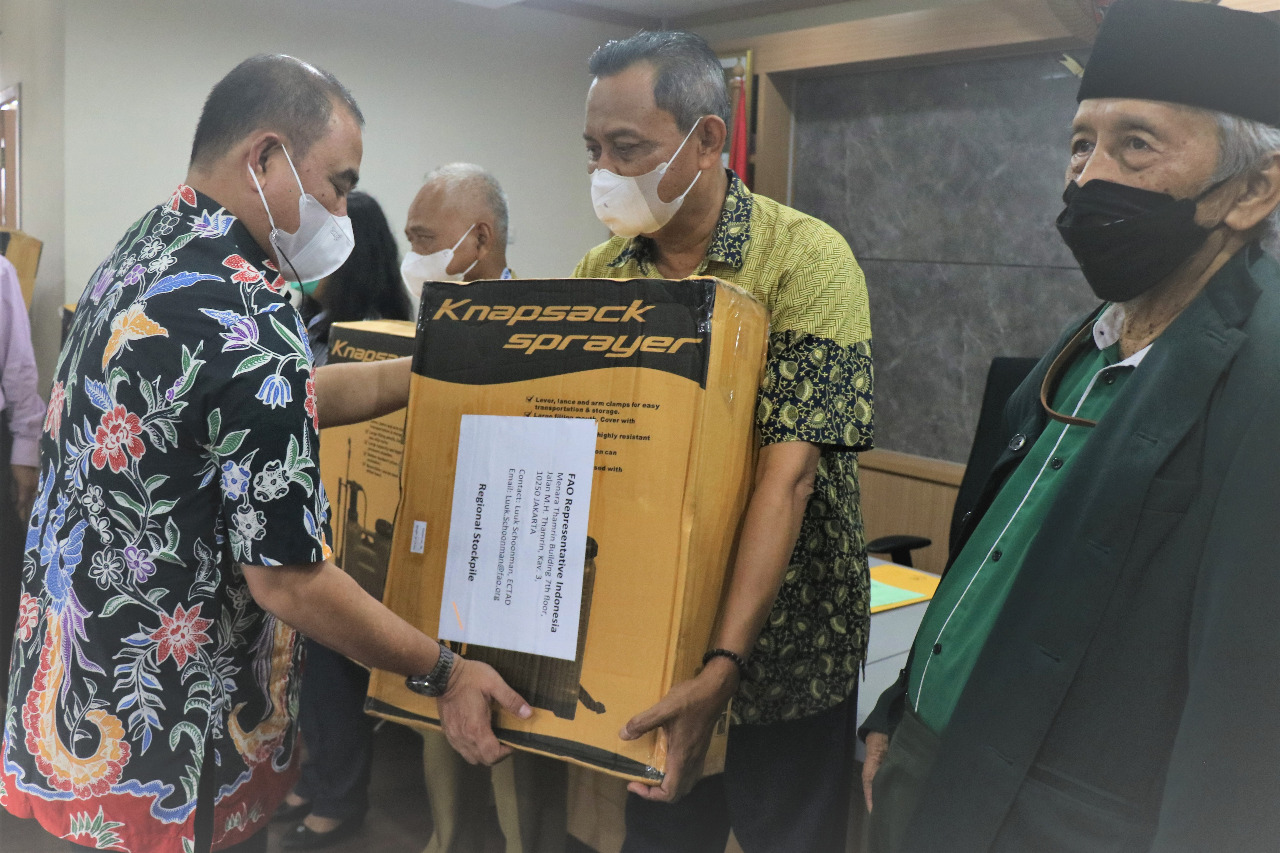 Dirjen PKH Nasrullah didampingi oleh Direktur Kesehatan Masyarakat Veteriner, Syamsul Ma’arif, menyerahkan bantuan. 