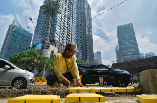 Pekerja sedang mengerjakan penataan jalur pedestrian di jalan Senopati, Kebayoran Baru, Jakarta, Jumat (17/9).