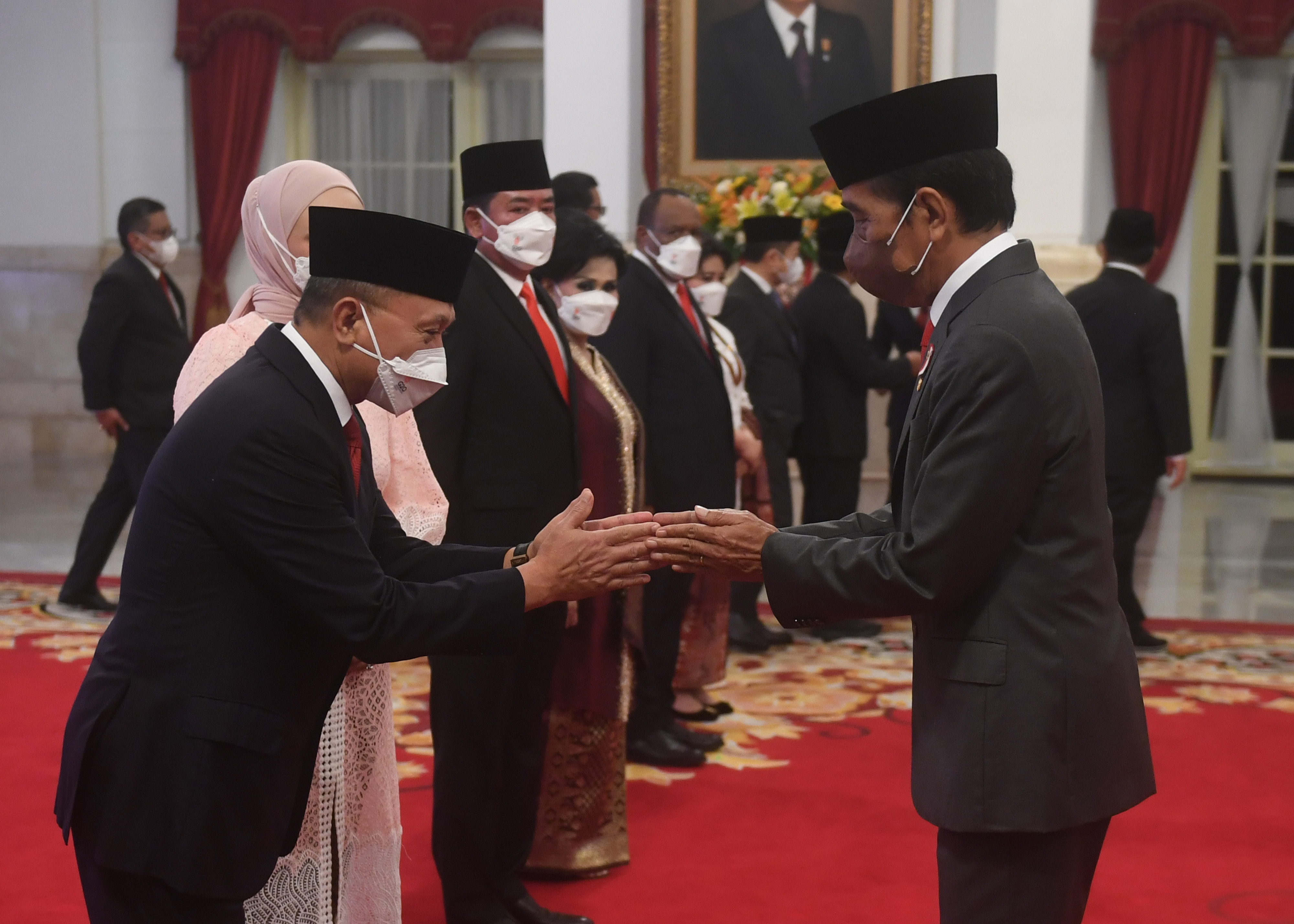Presiden Jokowi memberikan selamat kepada Mendag Zulkifli Hasan seusai upacara pelantikan.