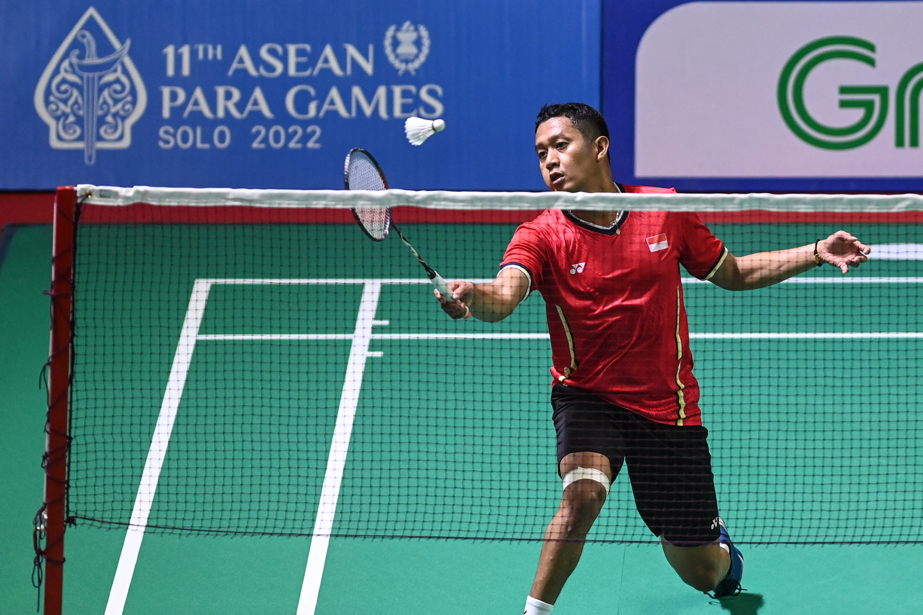 Pebulu tangkis Indonesia Fredy Setiawan menyumbang skor pertama di nomor beregu putra para badminton APG XI 2022 di Solo, Minggu (31/7). 