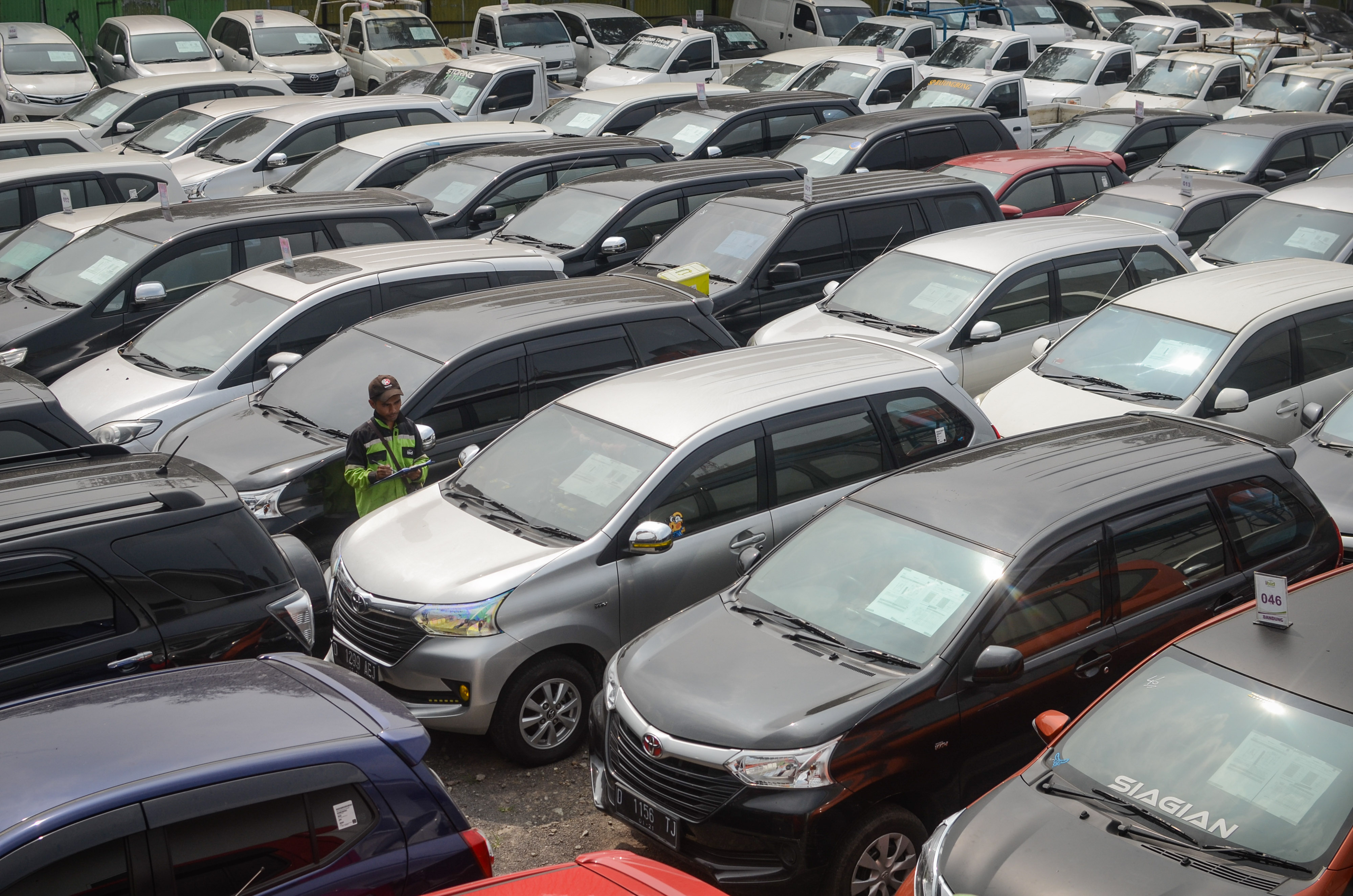 Seorang pekerja memeriksa kelayakan mobil di tempat penyewaan dan pelelangan mobil Astra Rent a Car Bandung, Jawa Barat, beberapa waktu lalu