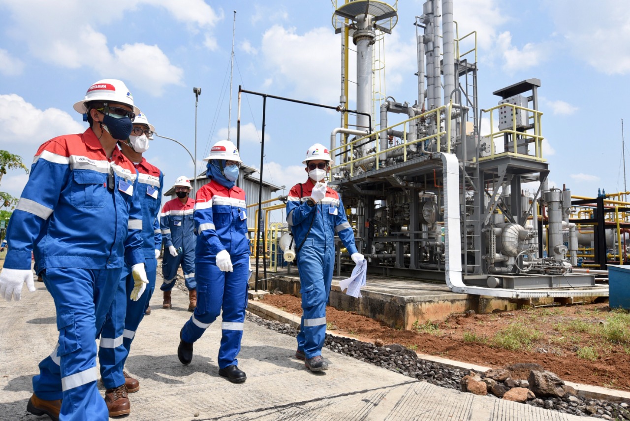  Direktur Keuangan Pertamina, Emma Sri Martini saat melakukan peninjauan ke lokasi Pertamina. 
