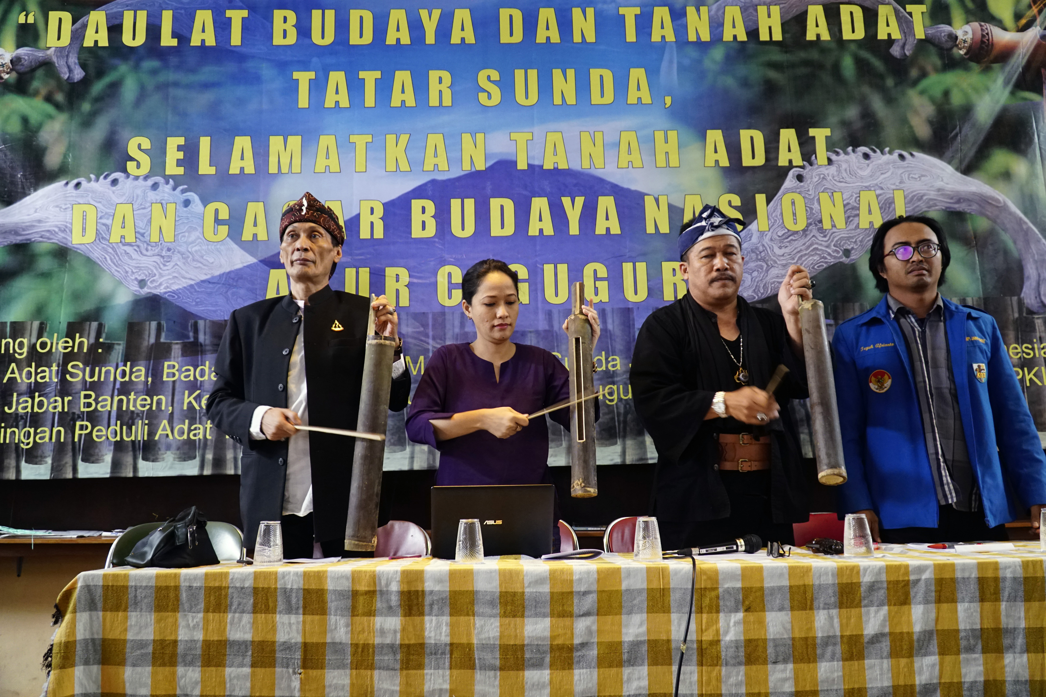 PETISI: Perwakilan komunitas adat, Kasundaan sampaikan petisi penghentian rencana eksekusi tanah wilayah adat Cigugur, (10/5/2017)