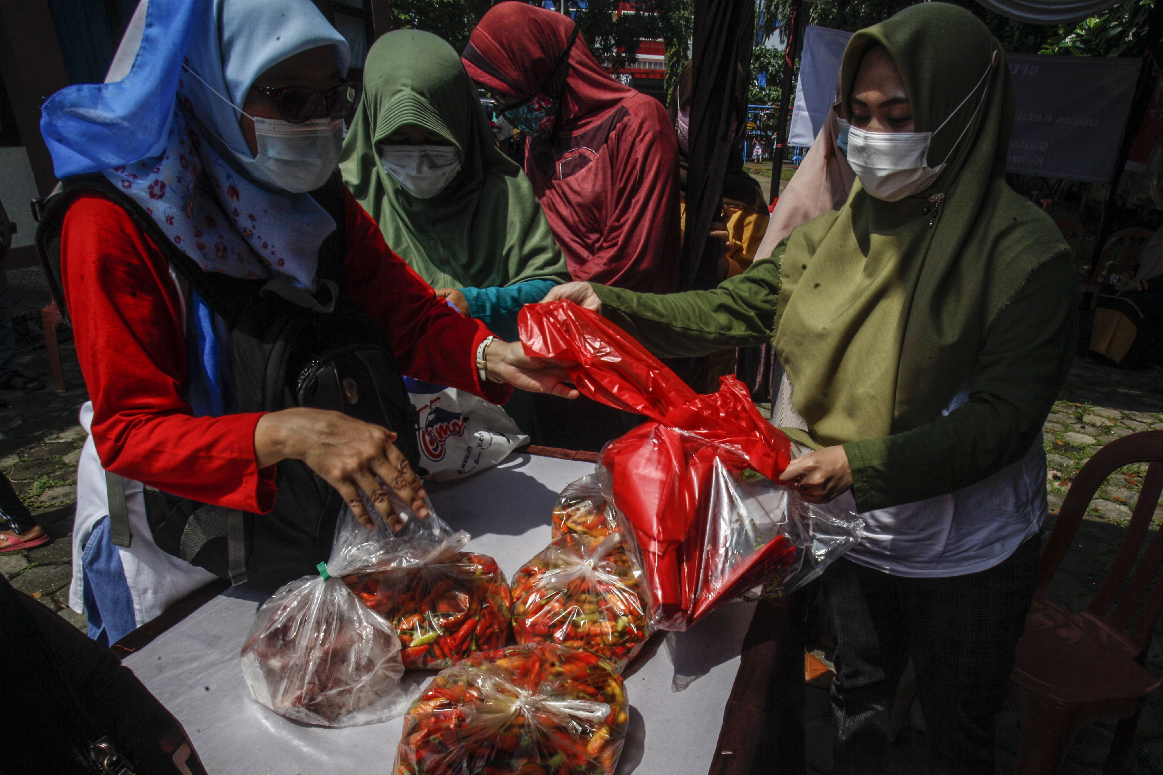 Warga berbelanja cabai di pasar murah
