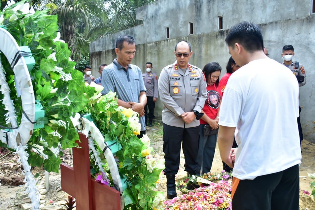 Kapolda Jambi Irjen A Rachmad Wibowo ditemani Samuel Hutabarat dan keluarga mengirim doa di makam almarhum Brigadir J, Rabu (13/7).