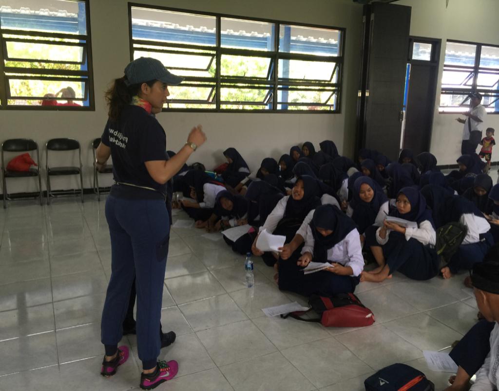 Ketua Umum Perhimpunan Dokter Spesialis Kedokteran Jiwa DKI Jakarta, Dr dr Nova Riyanti Yusuf, SpKJ saat memberikan konseling untuk remaja.