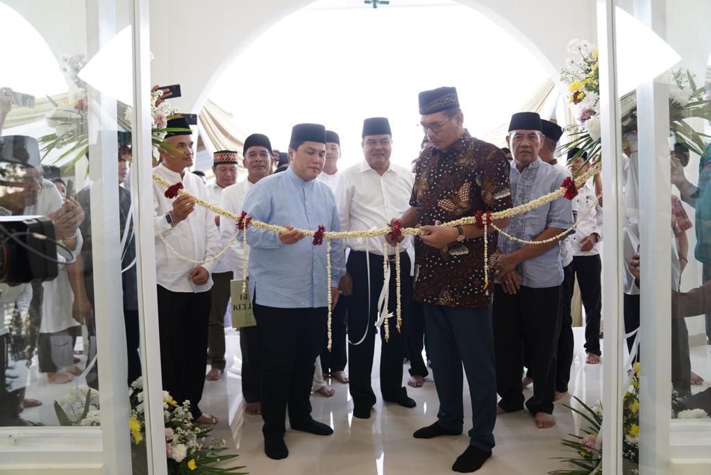 Erick Thohir yang didampingi Bupati Lampung Tengah Musa Ahmad mengucap basmallah dan memotong pita sebagai tanda peresmian Masjid At-Thohir,