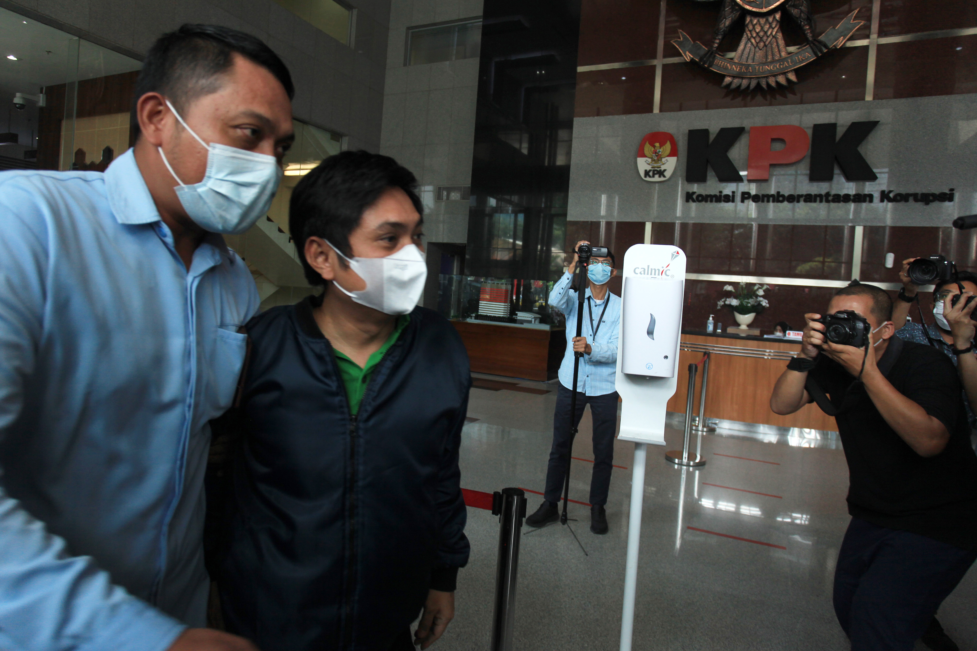 Buronan KPK Mardani H.Maming, datang untuk menyerahkan diri ke Gedung KPK Merah Putih, Jakarta.