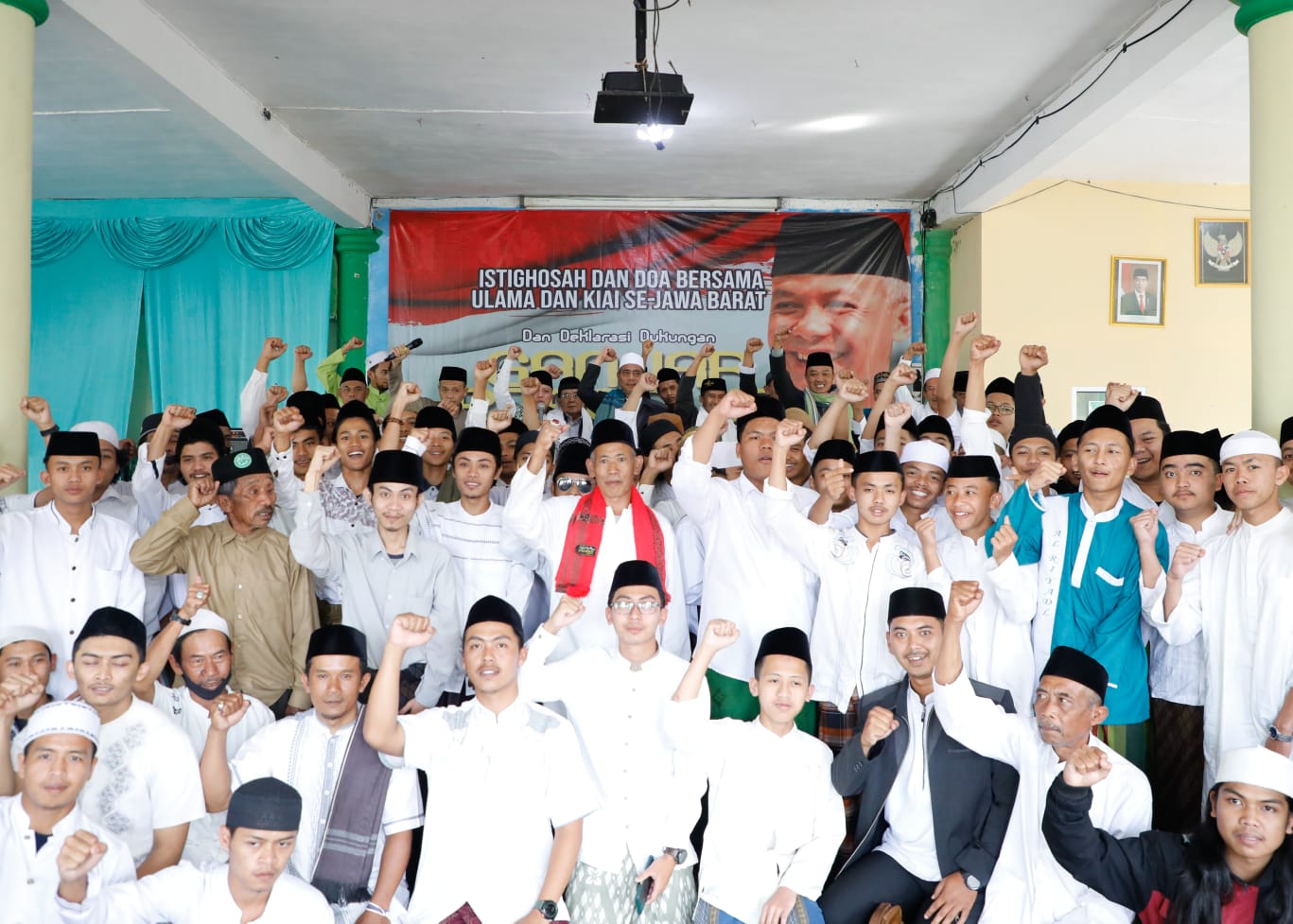 Pernyataan dukungan ulama, kyai dan santri Jawa Barat untuk Ganjar Pranowo pada Pilpres 2024, di Ponpes Al-Riyadl, Kabupaten Cianjur, Kamis 