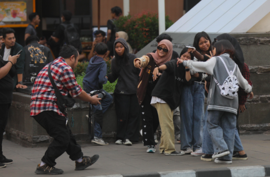 Ragam gaya dan penampilan yang menjadi fenomena ABG asal Jakarta, Citayam, Bojong Gede, Depok dan sekitar di Kawasan Dukuh Atas, Jakarta.