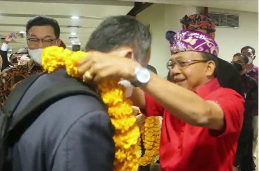 ara penumpang perdana dari Korea Selatan diterima langsung oleh Gubernur Bali I Wayan Koster dan manajem Bandara Ngurah Rai Bali, Jumat dini