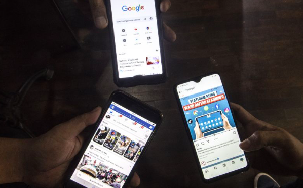 Warga menunjukan sejumlah aplikasi media sosial di Jakarta, Senin (18/7/2022). 