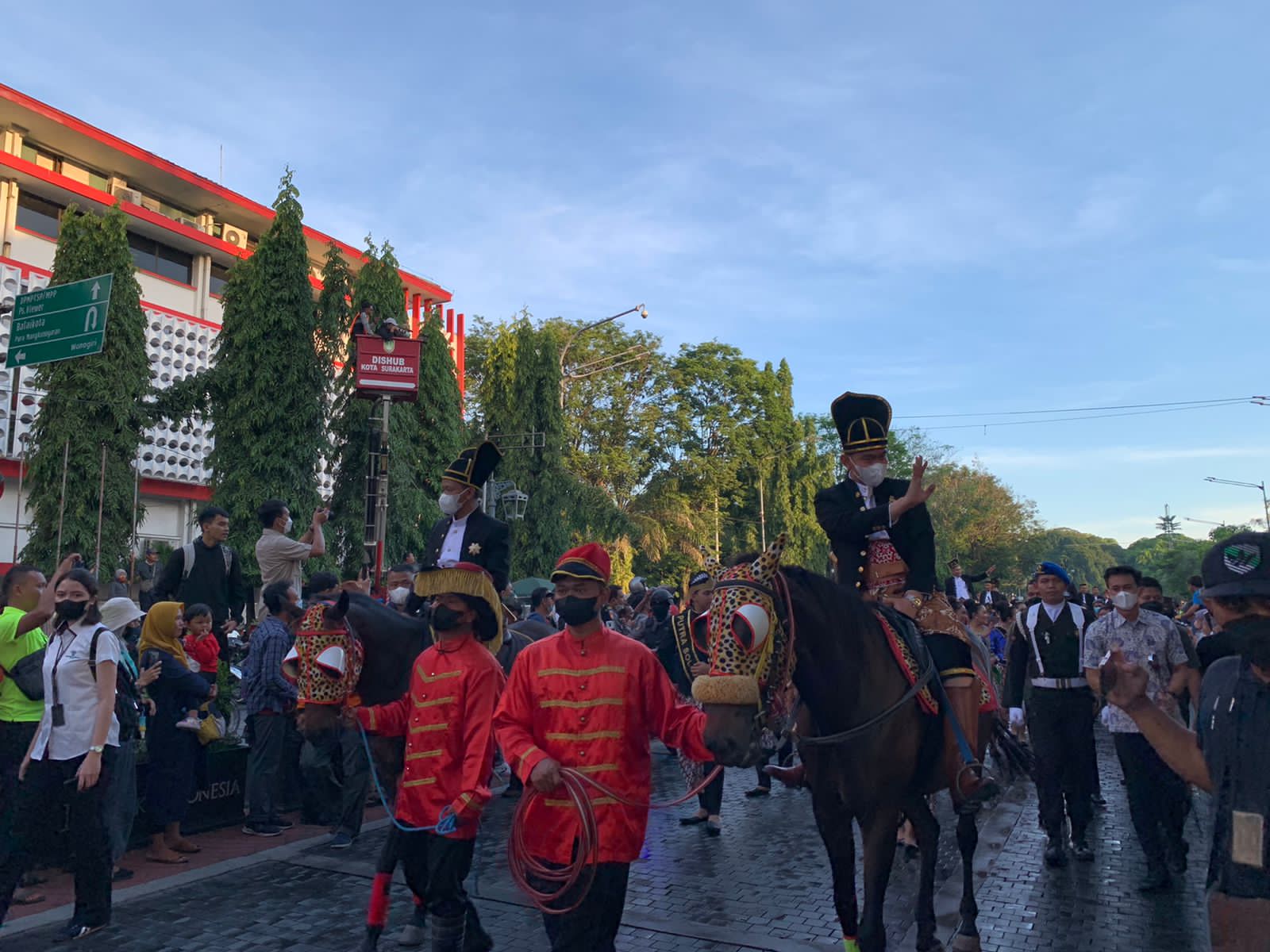  Menteri Investasi/Kepala BKPM Bahlil Lahadalia (berkuda kiri) ditemani Wali Kota Solo Gibran Rakabuming (kanan) saat kirab budaya TIIWG G20
