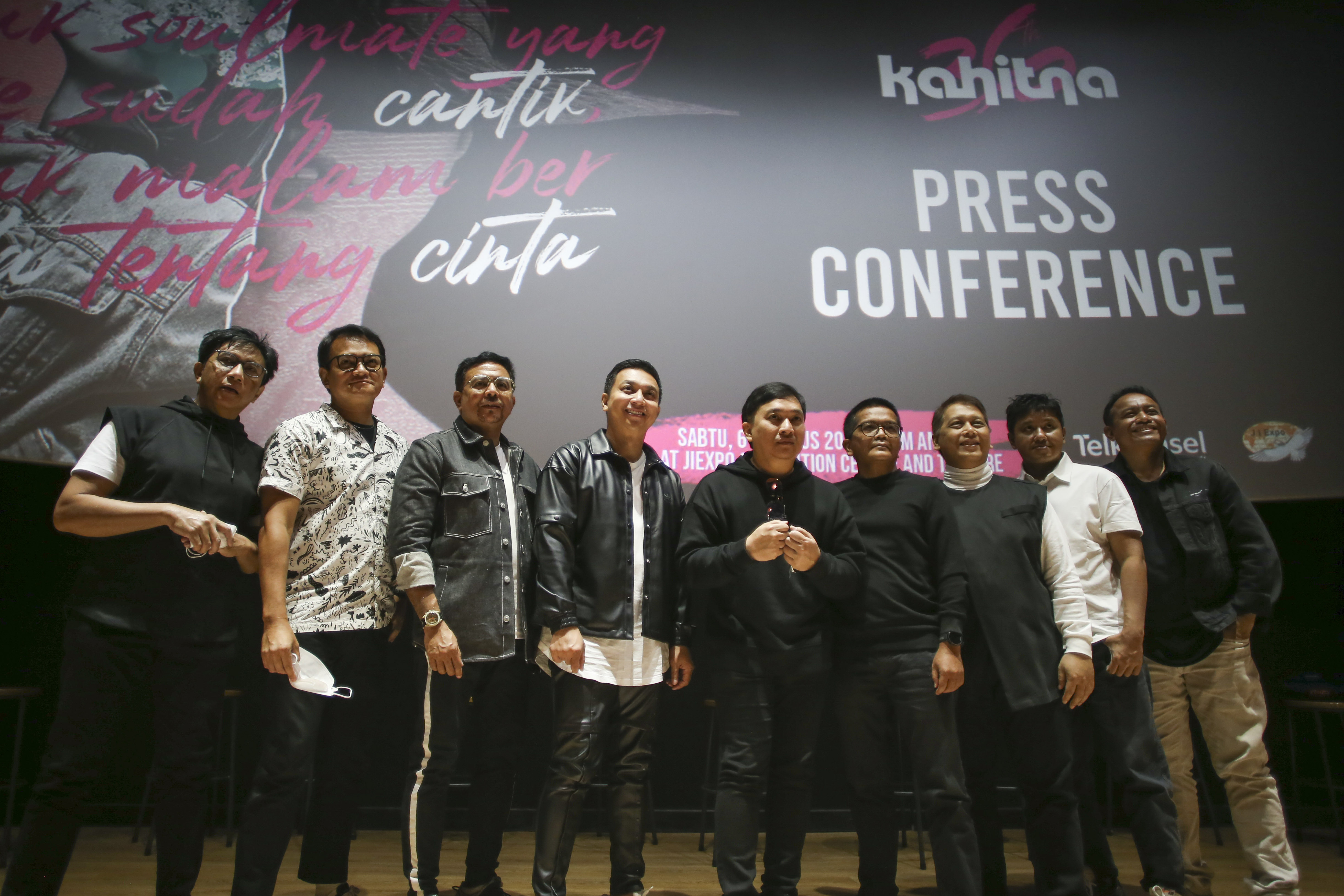 Sembilan personel grup musik Kahitna berpose usai konferensi pers 36 Tahun Anniversary Kahitna Special Concert di Jakarta.