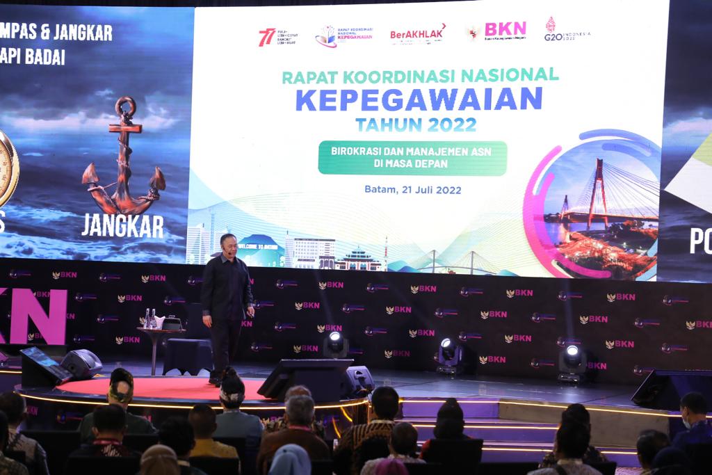 Acara Rakornas Kepegawaian 2022 di Kota Batam, Provinsi Kepulauan Riau, pada Kamis (21/7). 