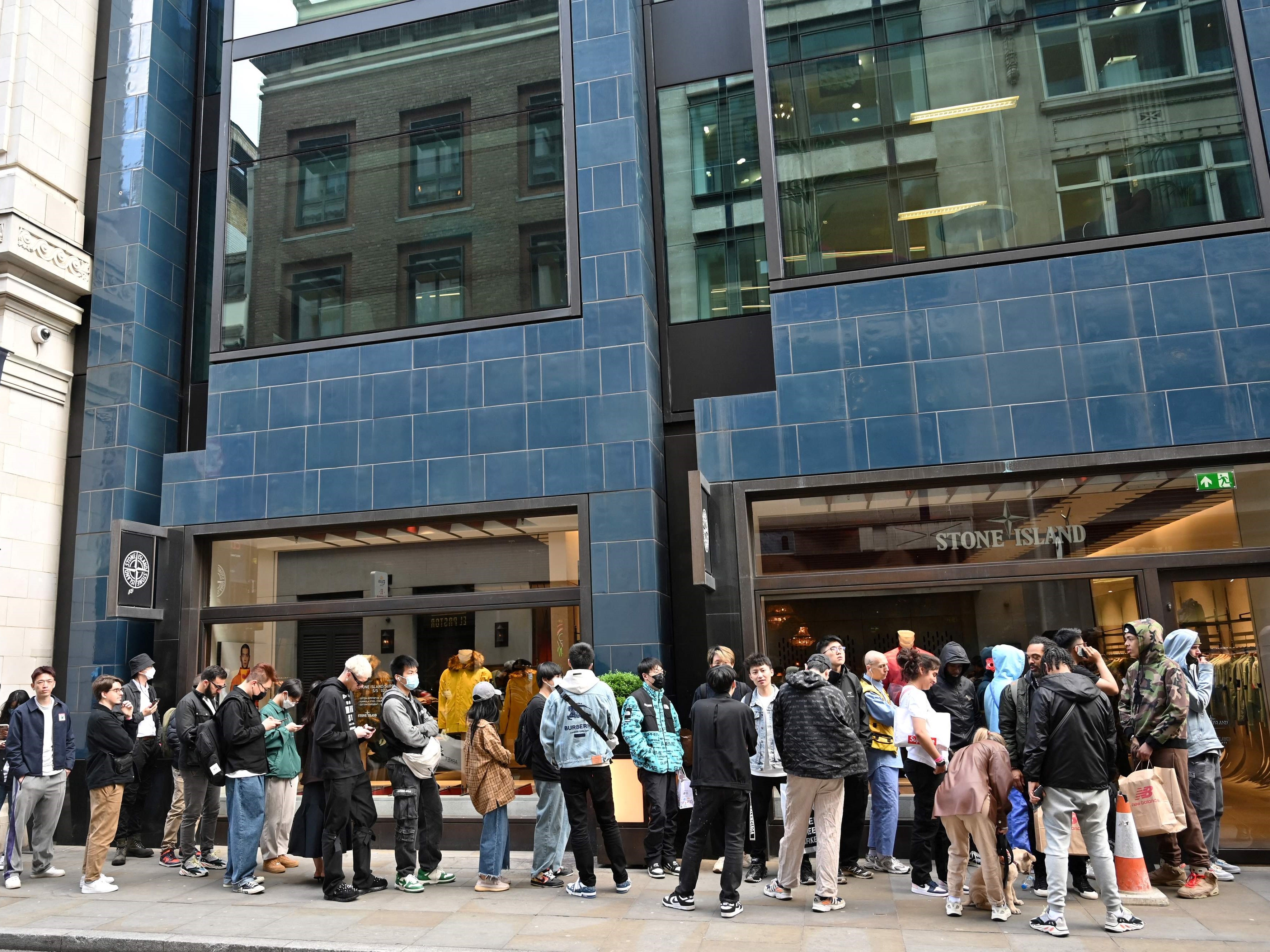 Pelanggan mengantre untuk memasuki toko Stone Island di London pada 12 Mei 2022. 