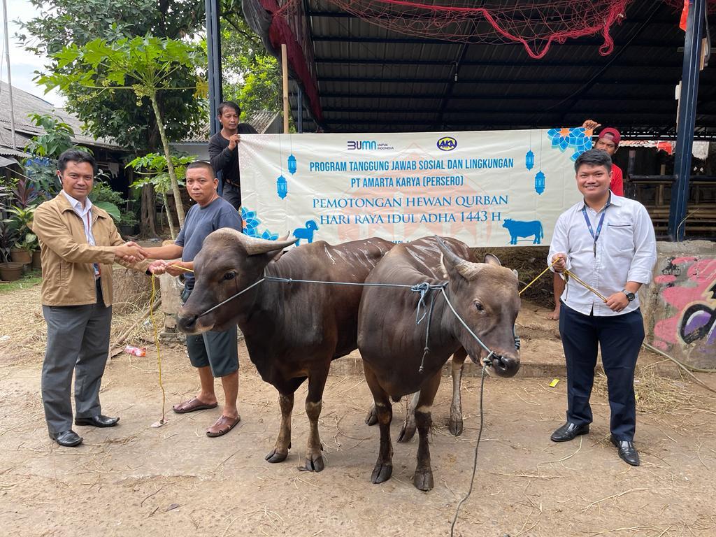PT Amarta Karya (AMKA) melakukan penyembelihan hewan qurban dan menyalurkannya kepada yayasan yatim piatu yang ada di Kota Bekasi. 