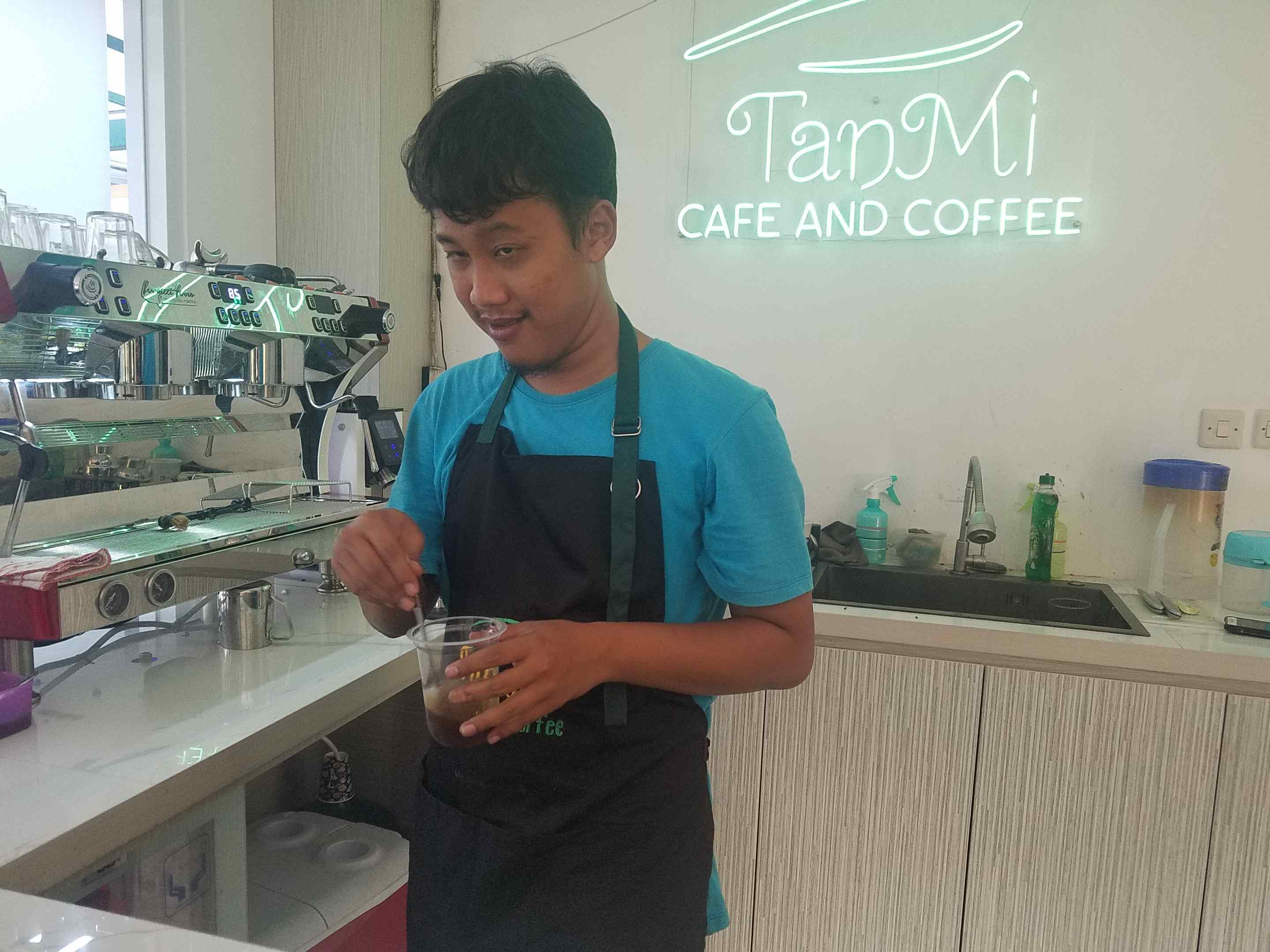 Menikmati Kopi Racikan Barista Disabilitas di Kota Bekasi