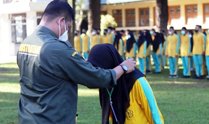 Kepala SMKPPN Banjarbaru, Budi Santoso diwakili Kasubbag TU, Isnanto Purwokusumo menyematkan tanda peserta MPLS bagi siswa/i baru.