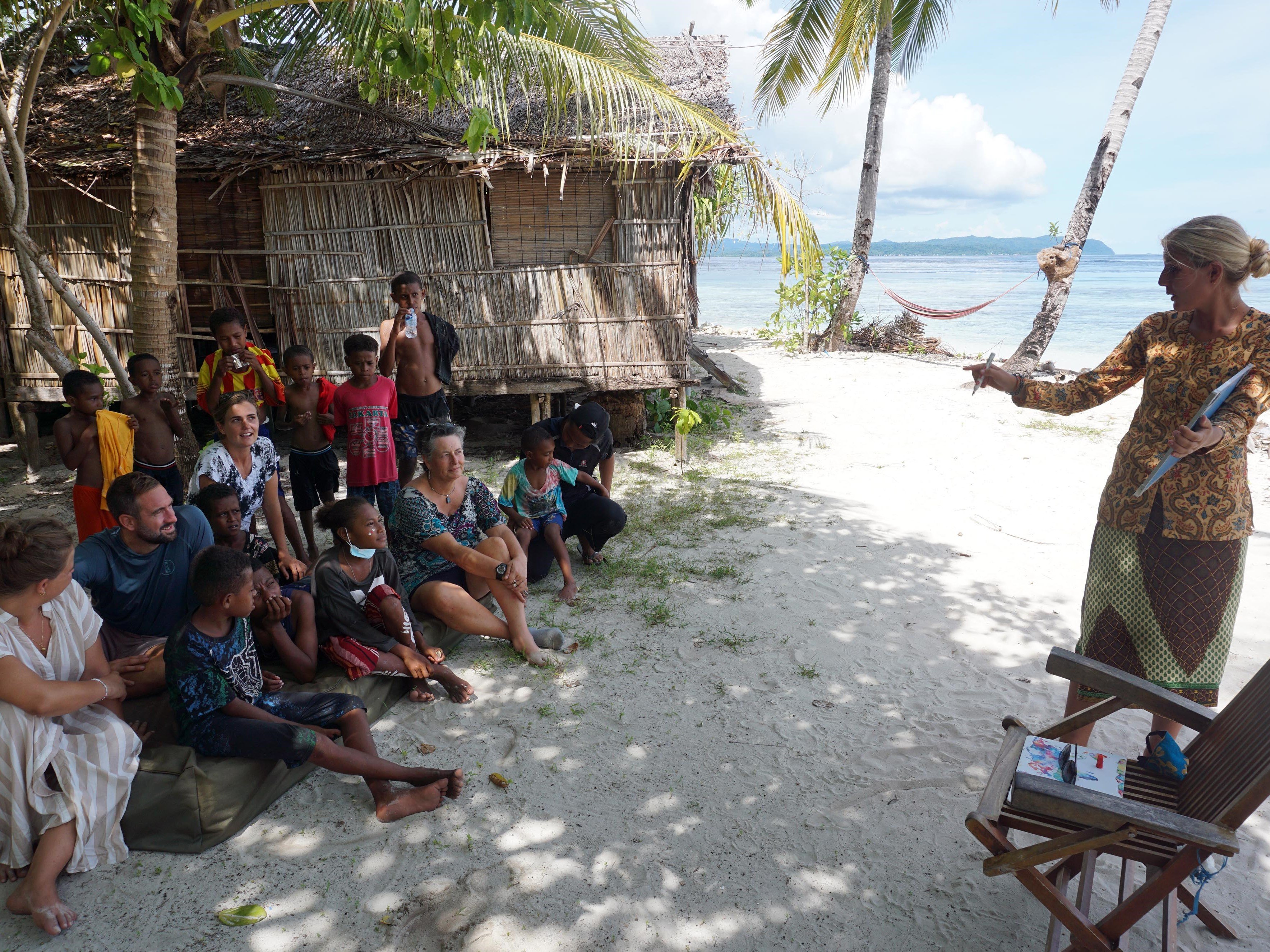 Wisatawan asing asal Belanda Iris Uijttewaal (kanan) mengajar Bahasa Indonesia sekaligus Bahasa Inggris Kepada sejumlah wisatawan asing.