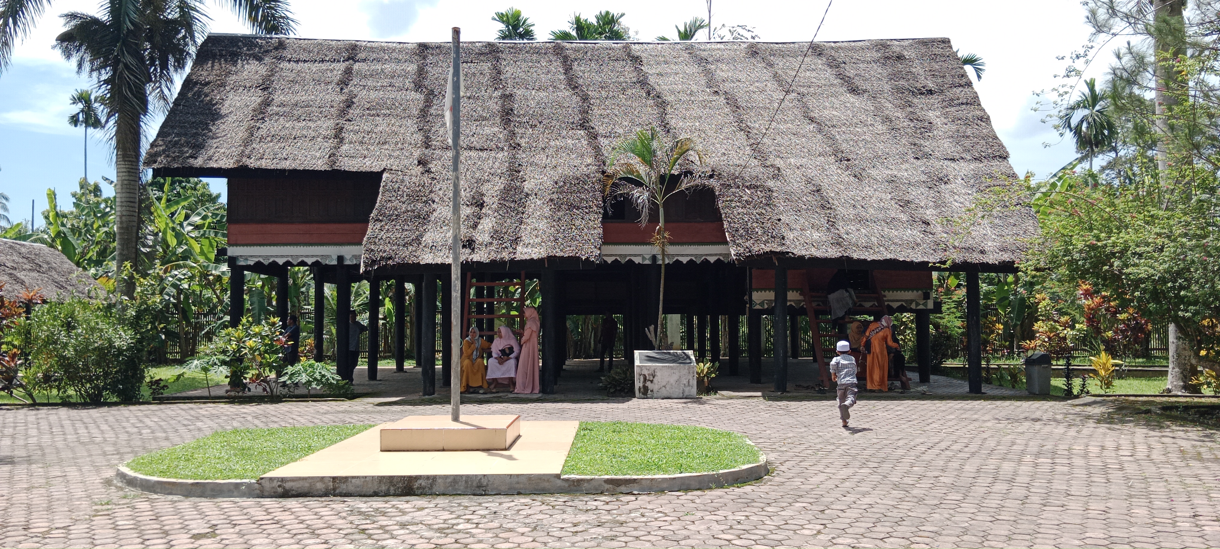 Rumah peninggalan pahlawan nasional Cut Meutia yang terletak di Desa Mesjid, Kemukiman Pirak, Kecamatan Matangkuli, Kabupaten Aceh.