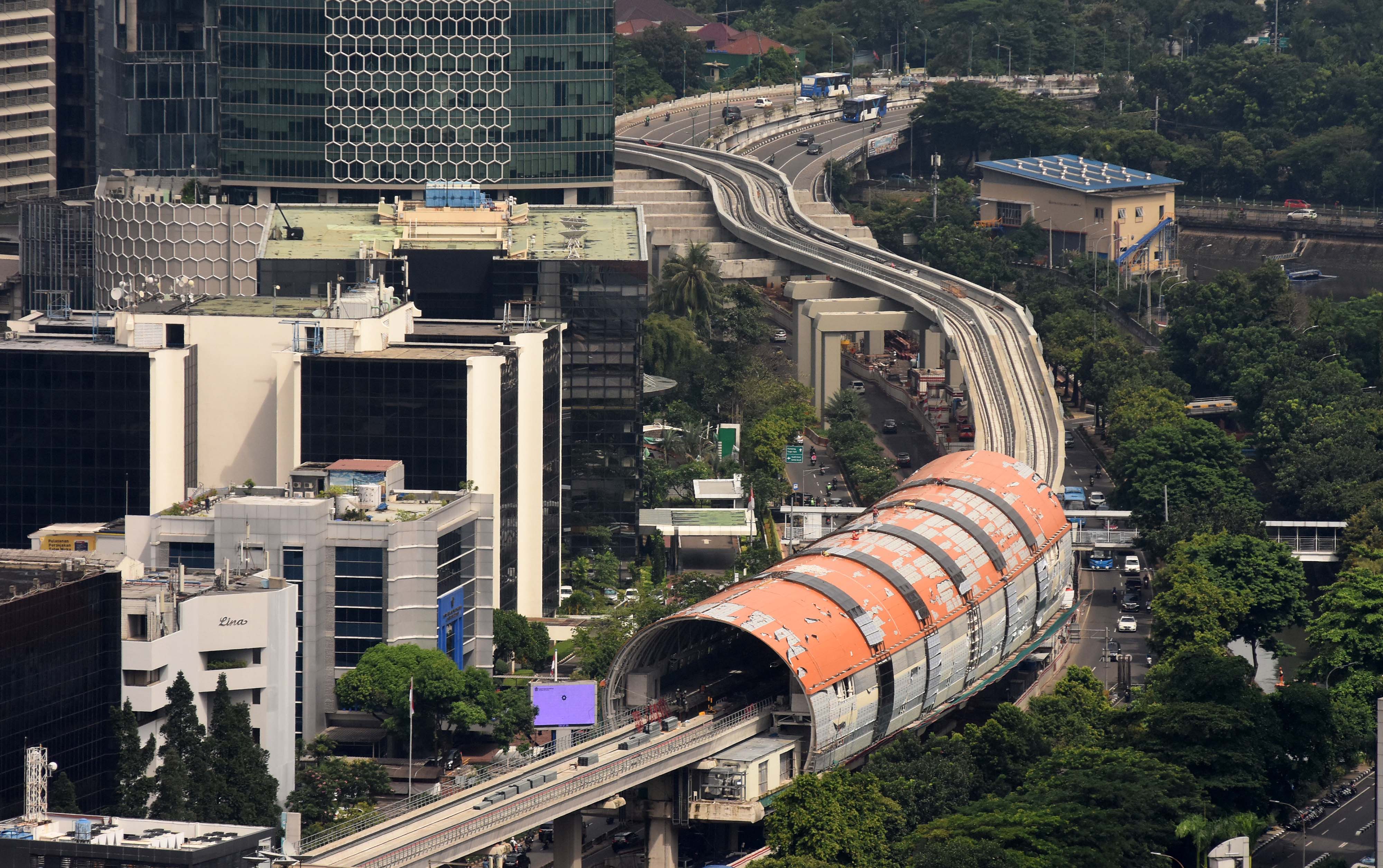 Potret pembangunan proyek LRT Jabodebek yang digarap PT Adhi Karya (Persero) Tbk.