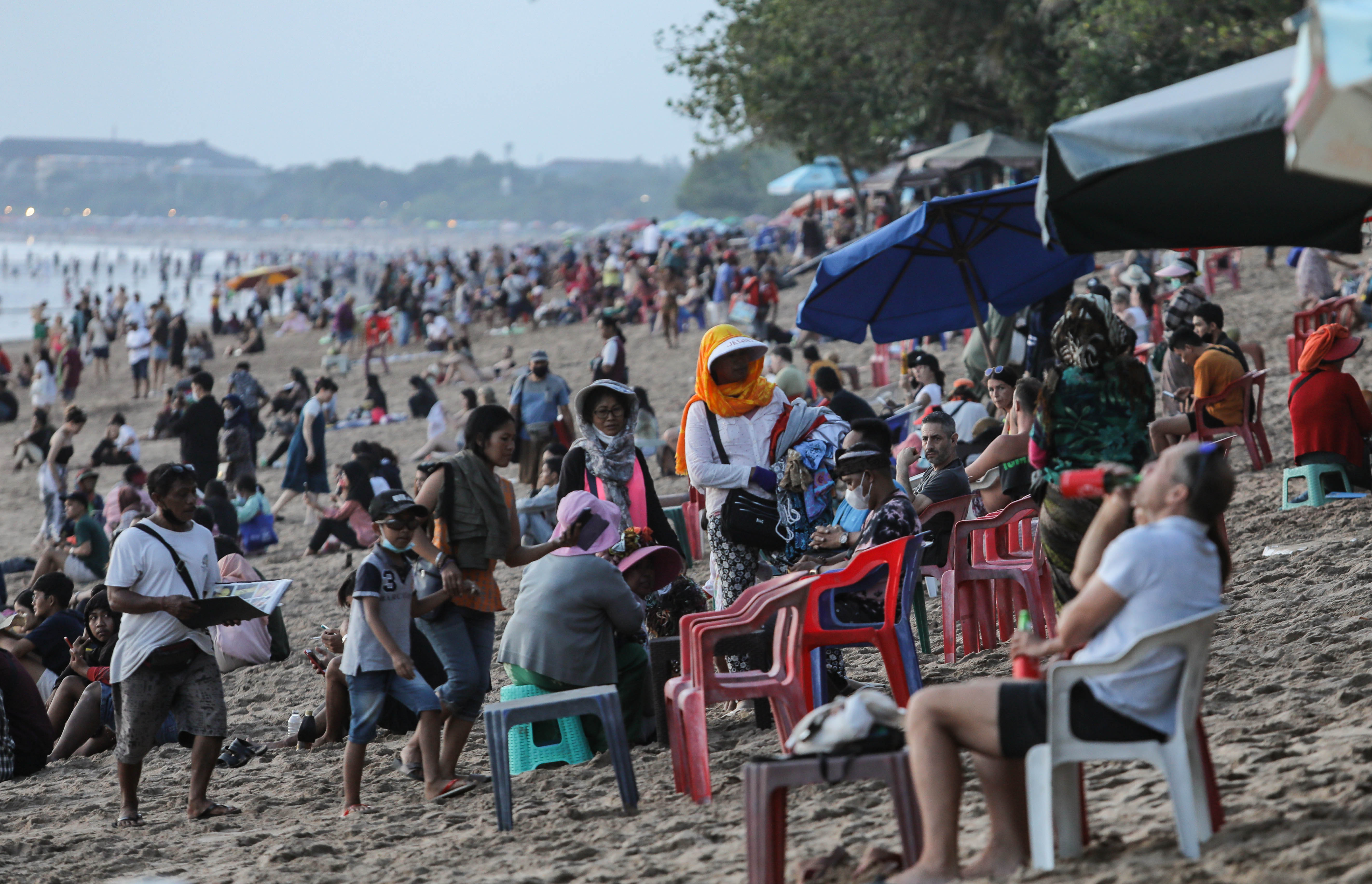 Wisatawan memadati Pantai Kuta di wilayah Bali.