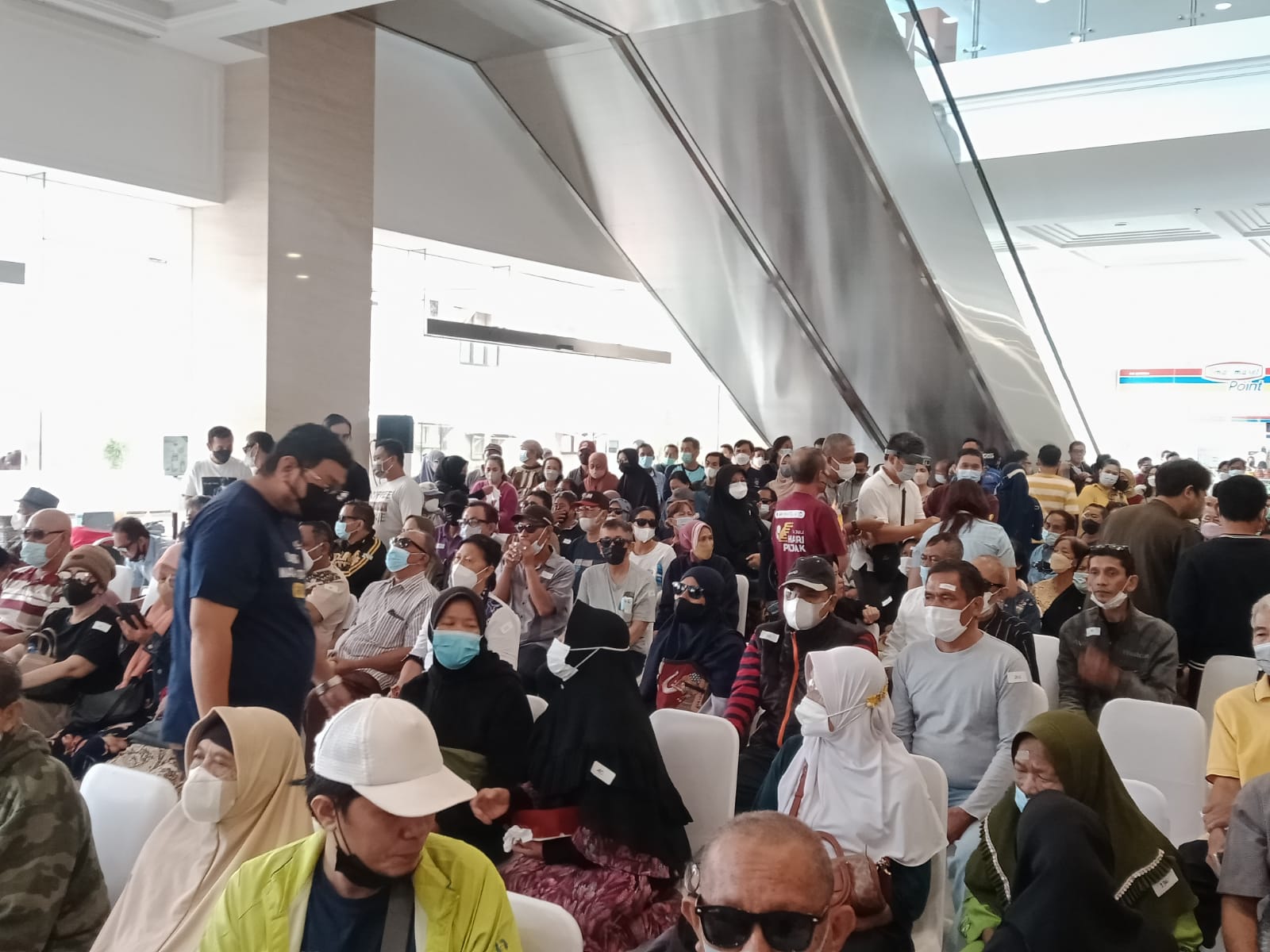 Peserta operasi katarak gratis yang diadakan Dirjen Pajak di RS Ukrida.