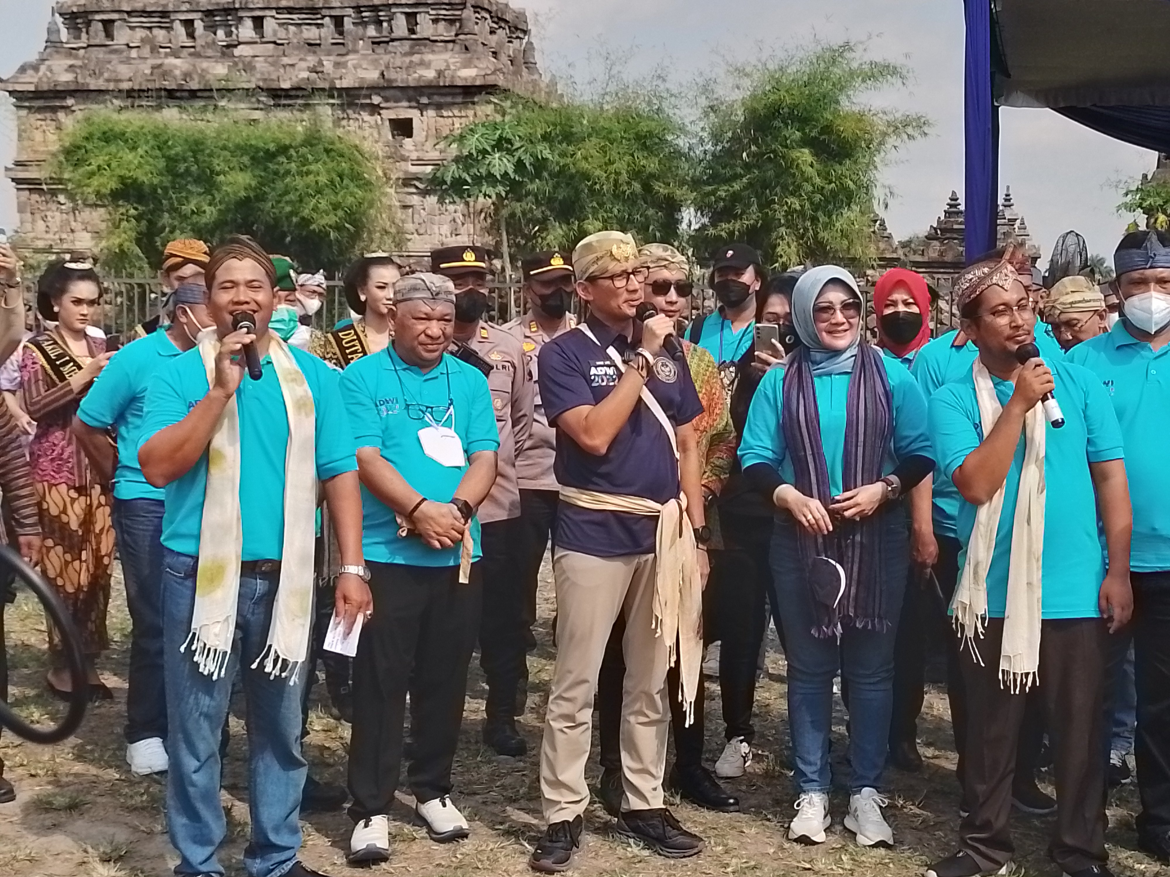 MENTERI Pariwisata dan Ekonomi Kreatif RI, Sandiaga Salahuddin Uno, mengunjungi  Desa Wisata Bugisan, Prambanan, Klaten, Jumat (1/7)