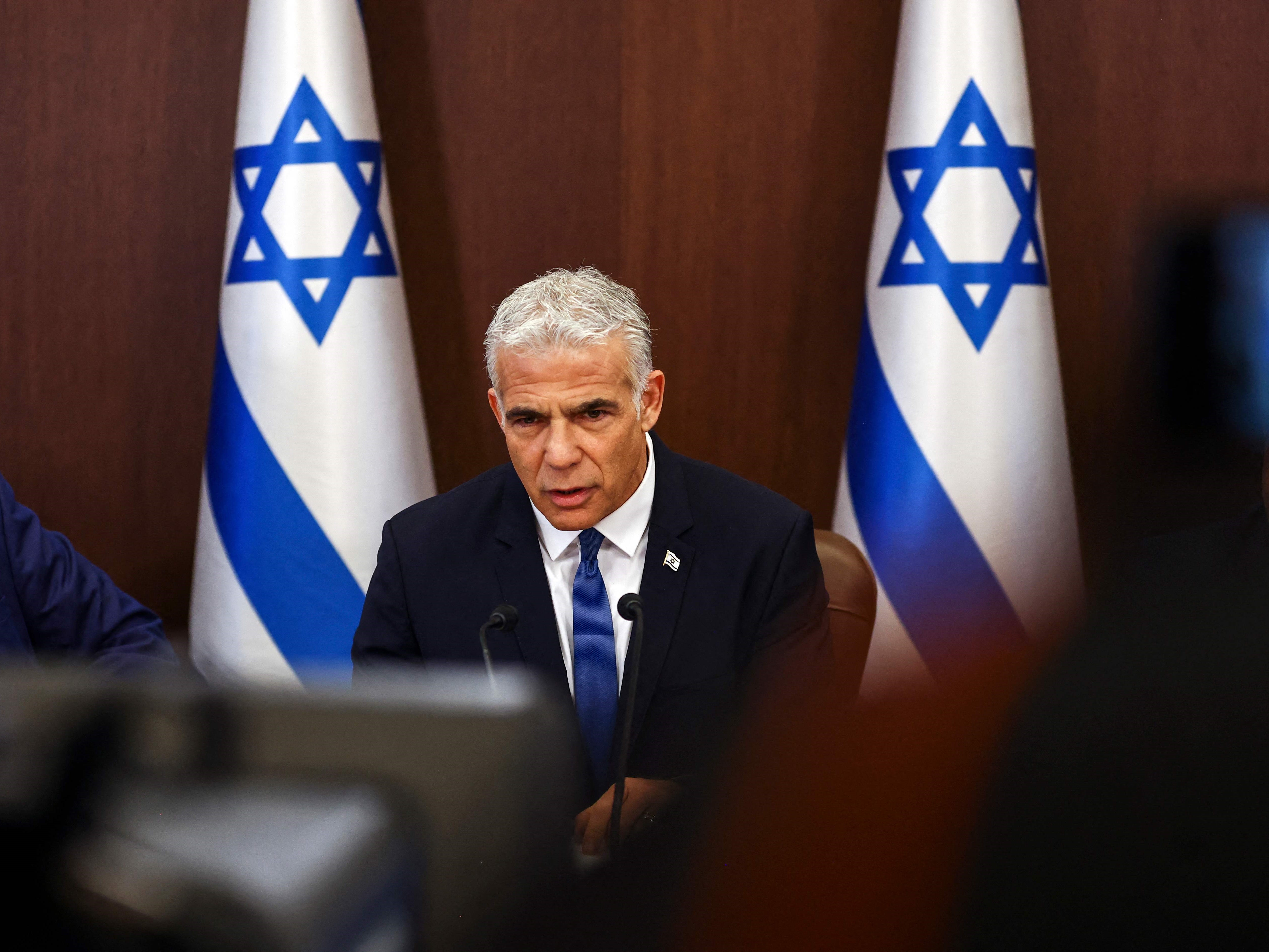 Perdana Menteri Israel Yair Lapid menghadiri rapat kabinet di kantornya di Jerusalem pada 24 Juli 2022. 