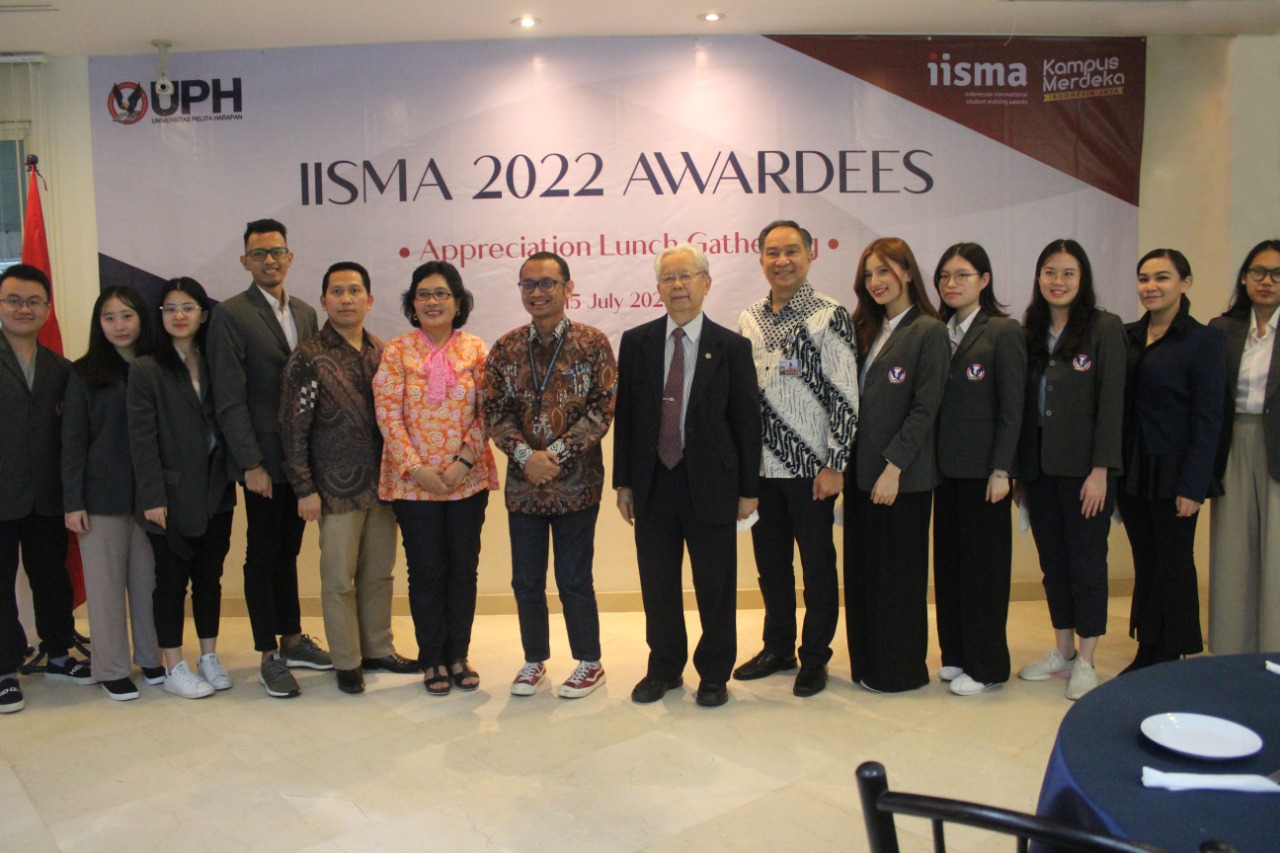 Rektor UPH Jonathan L. Parapak berpose bersama para mahasiswa UPH yang meraih beasiswa IISMA 2022.