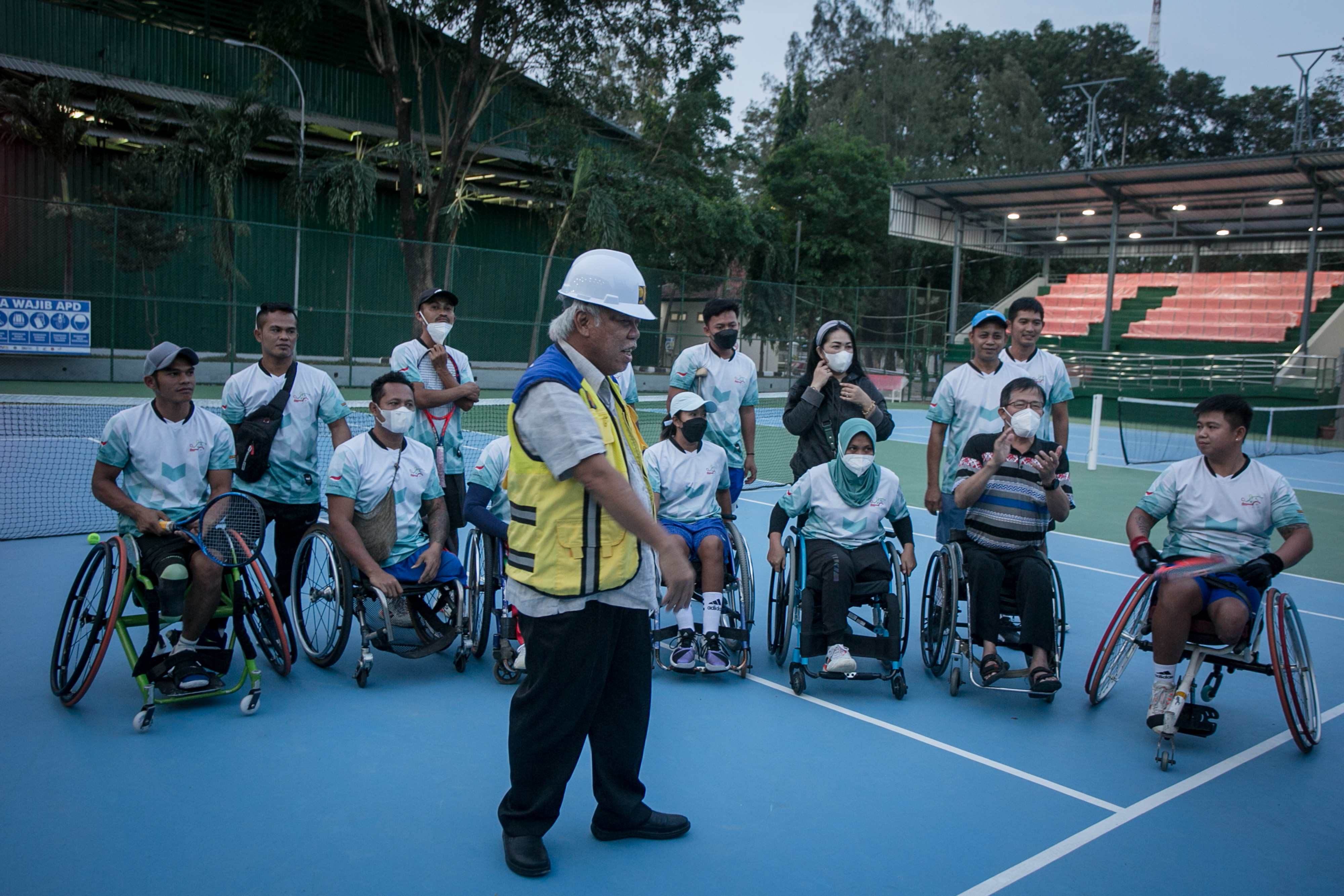 Menteri PUPR Basuki Hadimuljono bersama para atlet mengecek kesiapan venue ASEAN Para Games.
